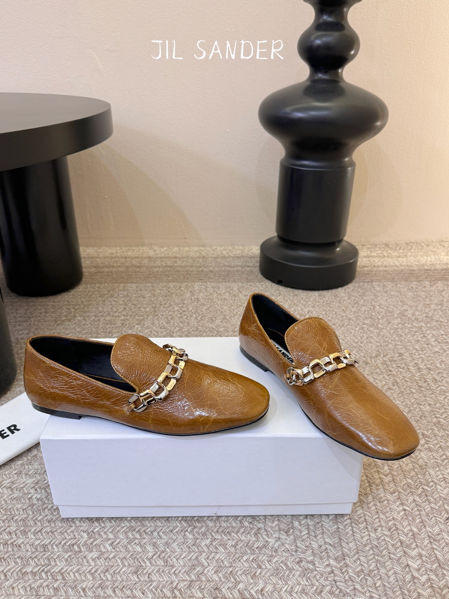 Jil sande* 𝟐𝟔𝐀𝐖新品金属链乐福鞋｜极简先锋的复古注脚 以无鞋带乐福鞋为基底 用做旧裂纹皮革