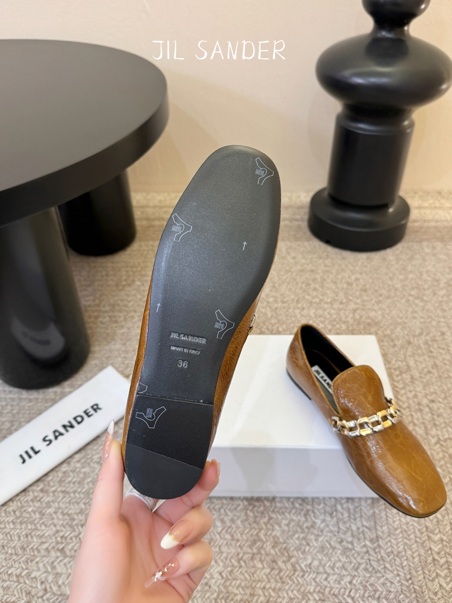 Jil sande* 𝟐𝟔𝐀𝐖新品金属链乐福鞋｜极简先锋的复古注脚 以无鞋带乐福鞋为基底 用做旧裂纹皮革