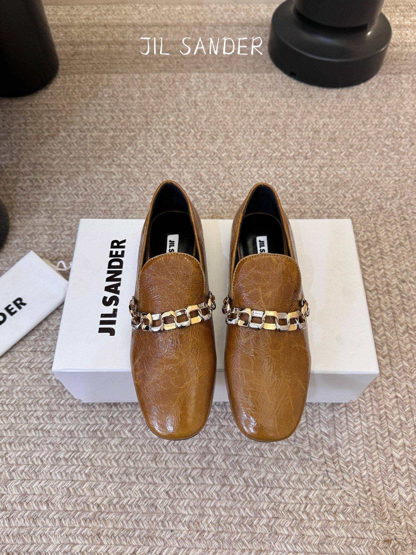 Jil sande* 𝟐𝟔𝐀𝐖新品金属链乐福鞋｜极简先锋的复古注脚 以无鞋带乐福鞋为基底 用做旧裂纹皮革