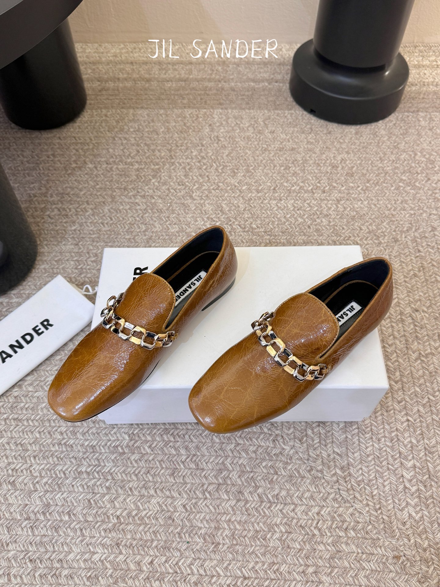 Jil sande* 𝟐𝟔𝐀𝐖新品金属链乐福鞋｜极简先锋的复古注脚 以无鞋带乐福鞋为基底 用做旧裂纹皮革