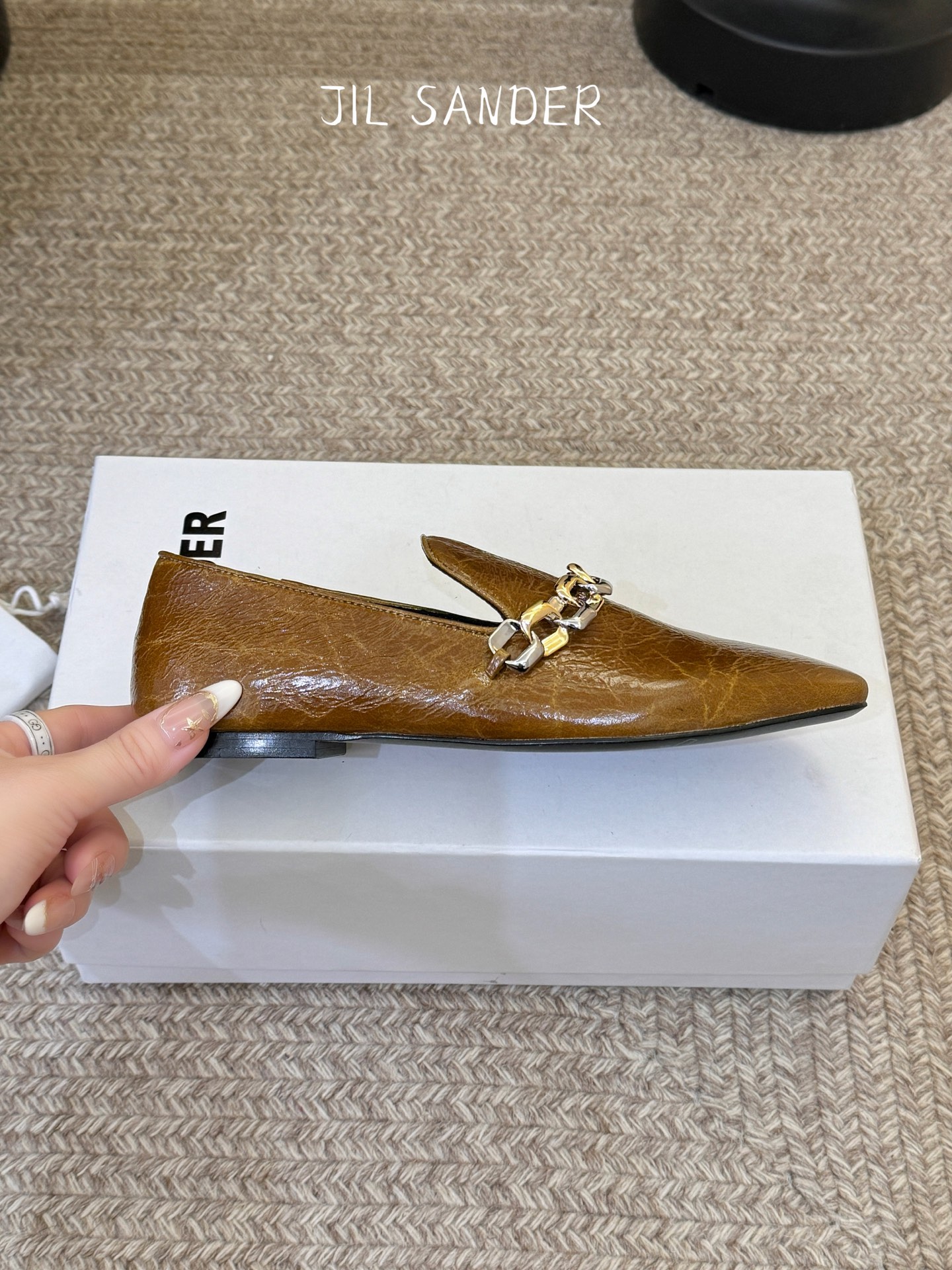 Jil sande* 𝟐𝟔𝐀𝐖新品金属链乐福鞋｜极简先锋的复古注脚 以无鞋带乐福鞋为基底 用做旧裂纹皮革