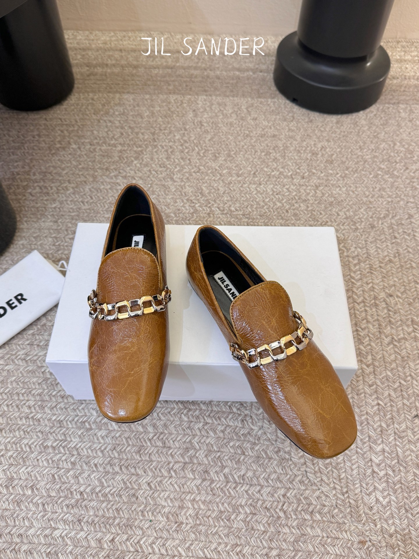 Jil sande* 𝟐𝟔𝐀𝐖新品金属链乐福鞋｜极简先锋的复古注脚 以无鞋带乐福鞋为基底 用做旧裂纹皮革