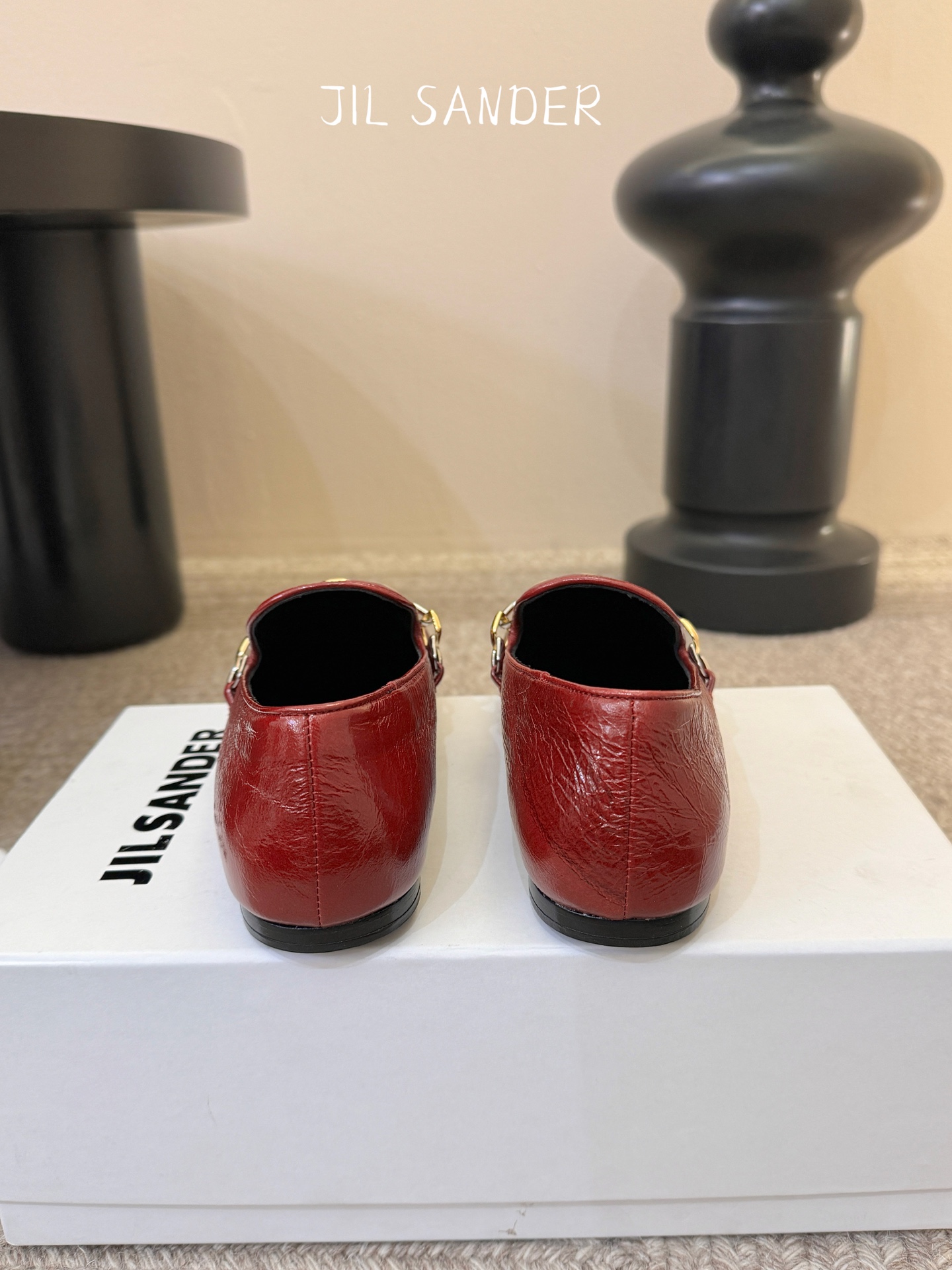 Jil sande* 𝟐𝟔𝐀𝐖新品金属链乐福鞋｜极简先锋的复古注脚 以无鞋带乐福鞋为基底 用做旧裂纹皮革