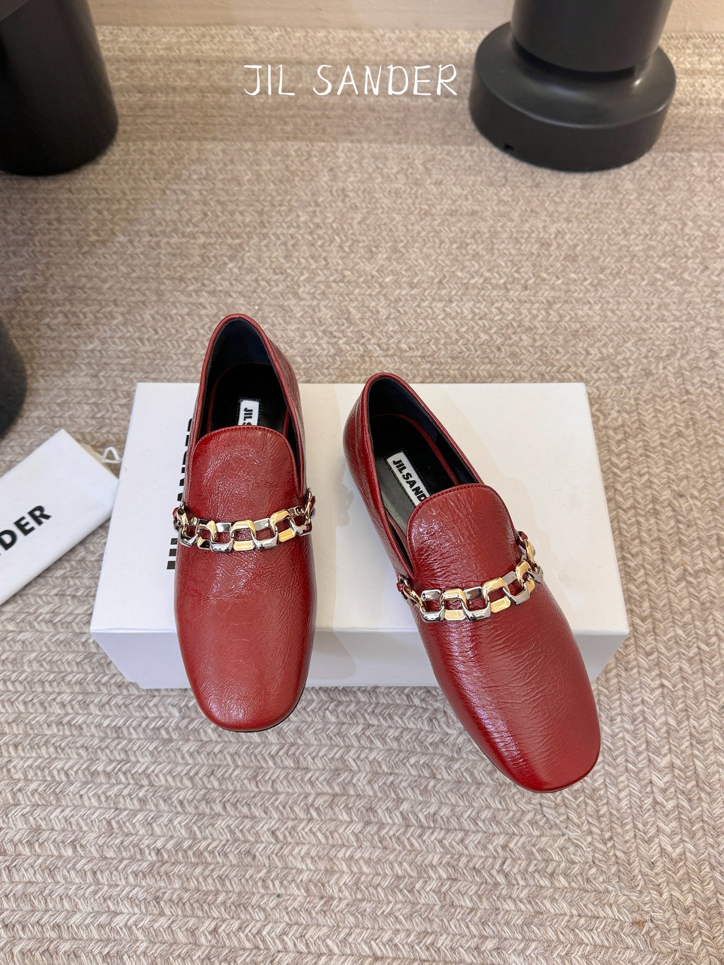 Jil sande* 𝟐𝟔𝐀𝐖新品金属链乐福鞋｜极简先锋的复古注脚 以无鞋带乐福鞋为基底 用做旧裂纹皮革