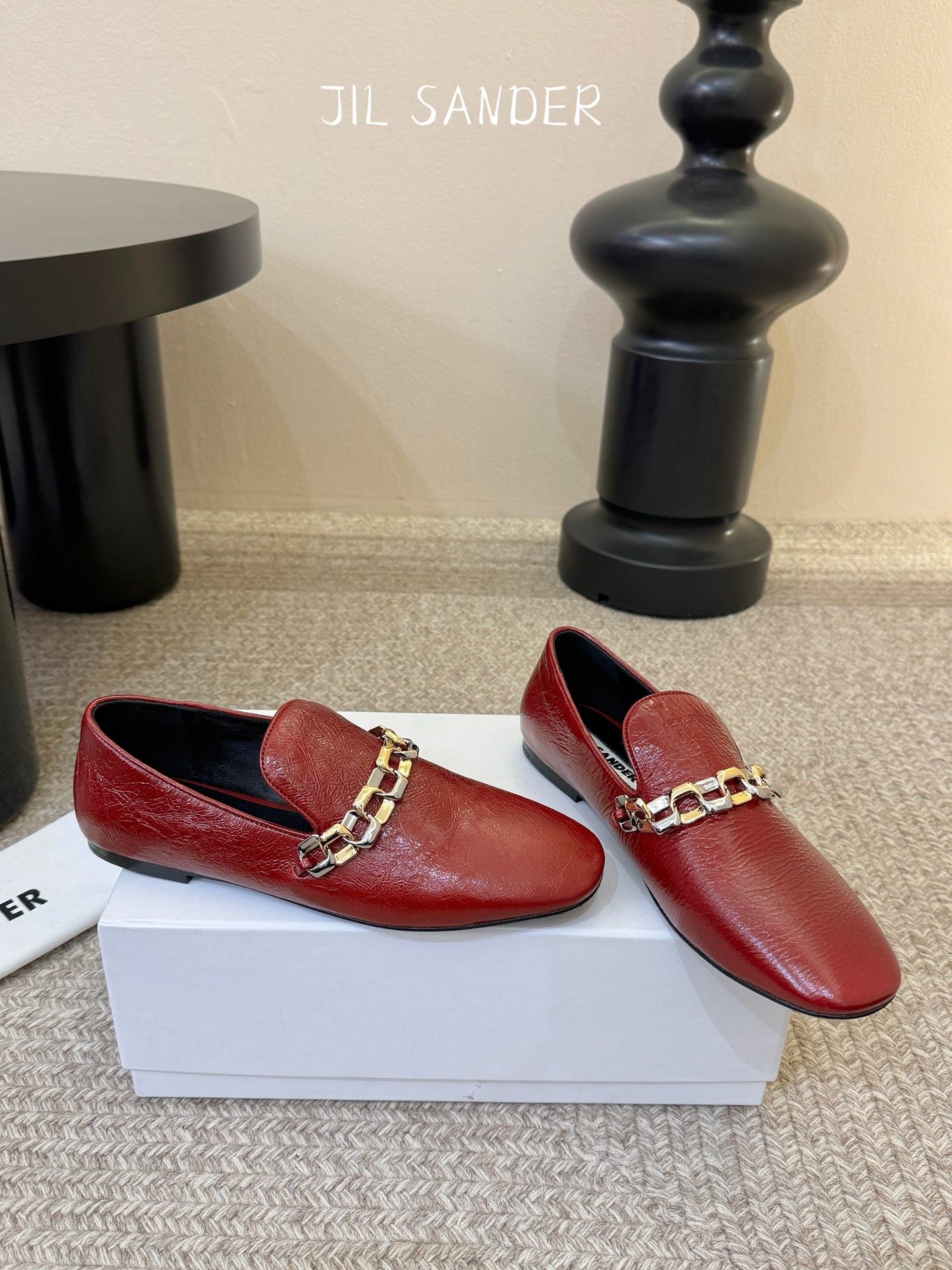 Jil sande* 𝟐𝟔𝐀𝐖新品金属链乐福鞋｜极简先锋的复古注脚 以无鞋带乐福鞋为基底 用做旧裂纹皮革