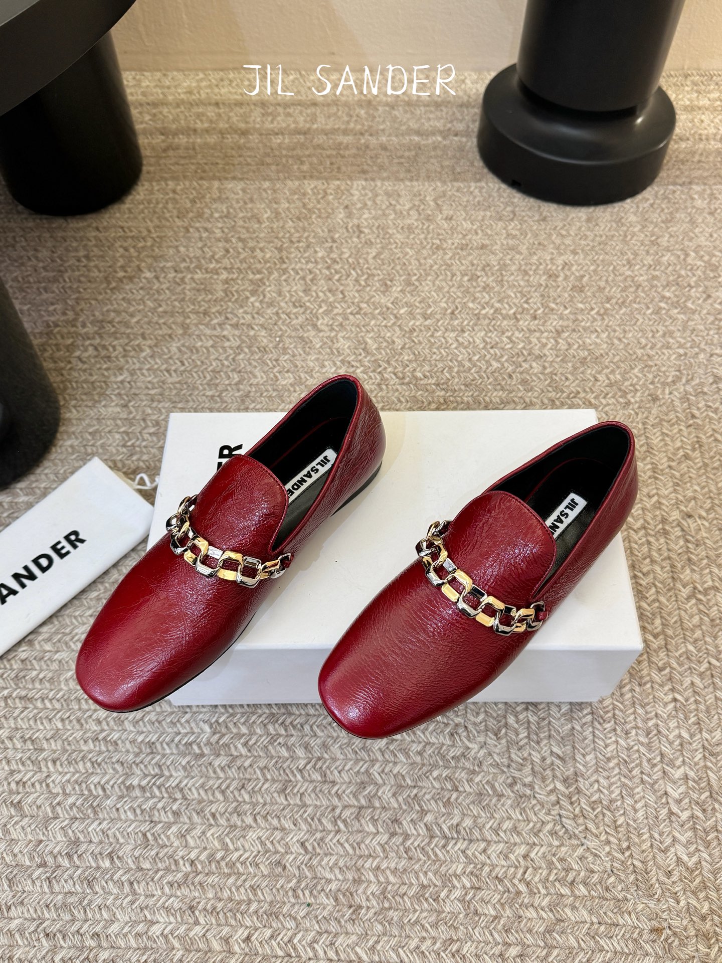 Jil sande* 𝟐𝟔𝐀𝐖新品金属链乐福鞋｜极简先锋的复古注脚 以无鞋带乐福鞋为基底 用做旧裂纹皮革