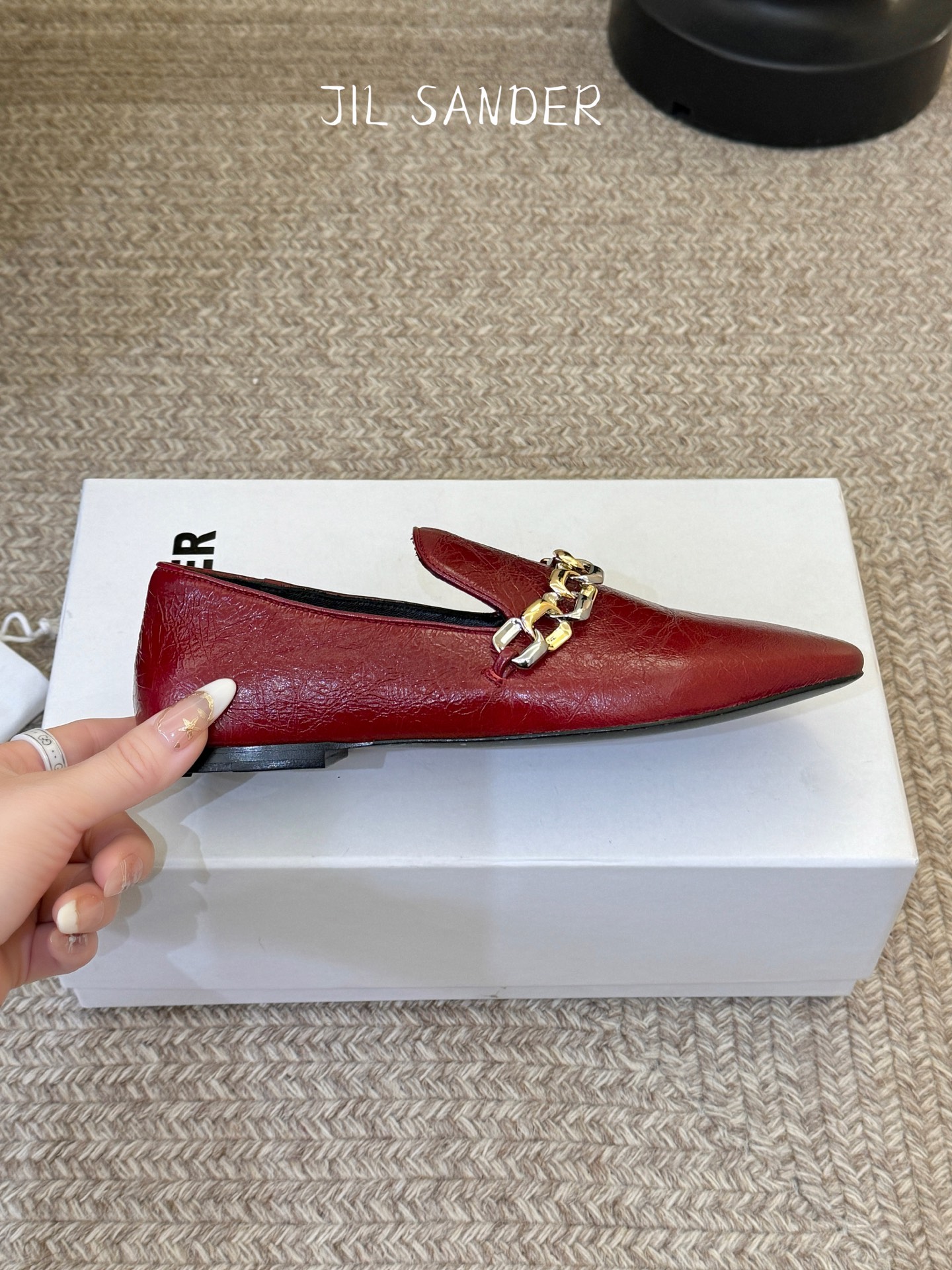 Jil sande* 𝟐𝟔𝐀𝐖新品金属链乐福鞋｜极简先锋的复古注脚 以无鞋带乐福鞋为基底 用做旧裂纹皮革