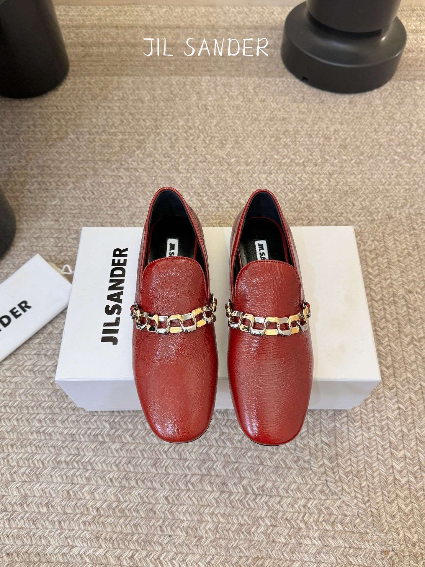 Jil sande* 𝟐𝟔𝐀𝐖新品金属链乐福鞋｜极简先锋的复古注脚 以无鞋带乐福鞋为基底 用做旧裂纹皮革