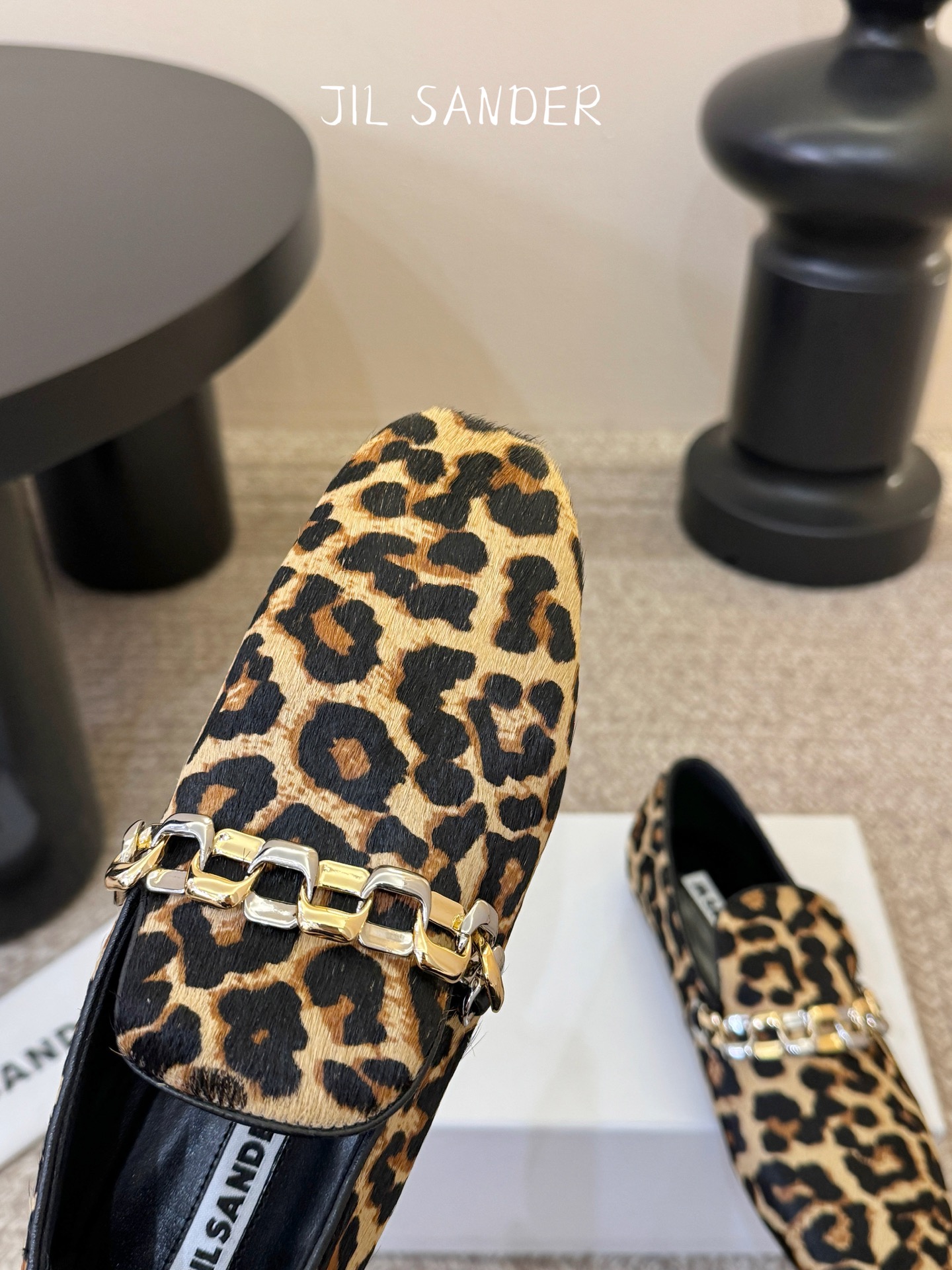 Jil sande* 𝟐𝟔𝐀𝐖新品金属链乐福鞋｜极简先锋的复古注脚 以无鞋带乐福鞋为基底 用做旧裂纹皮革