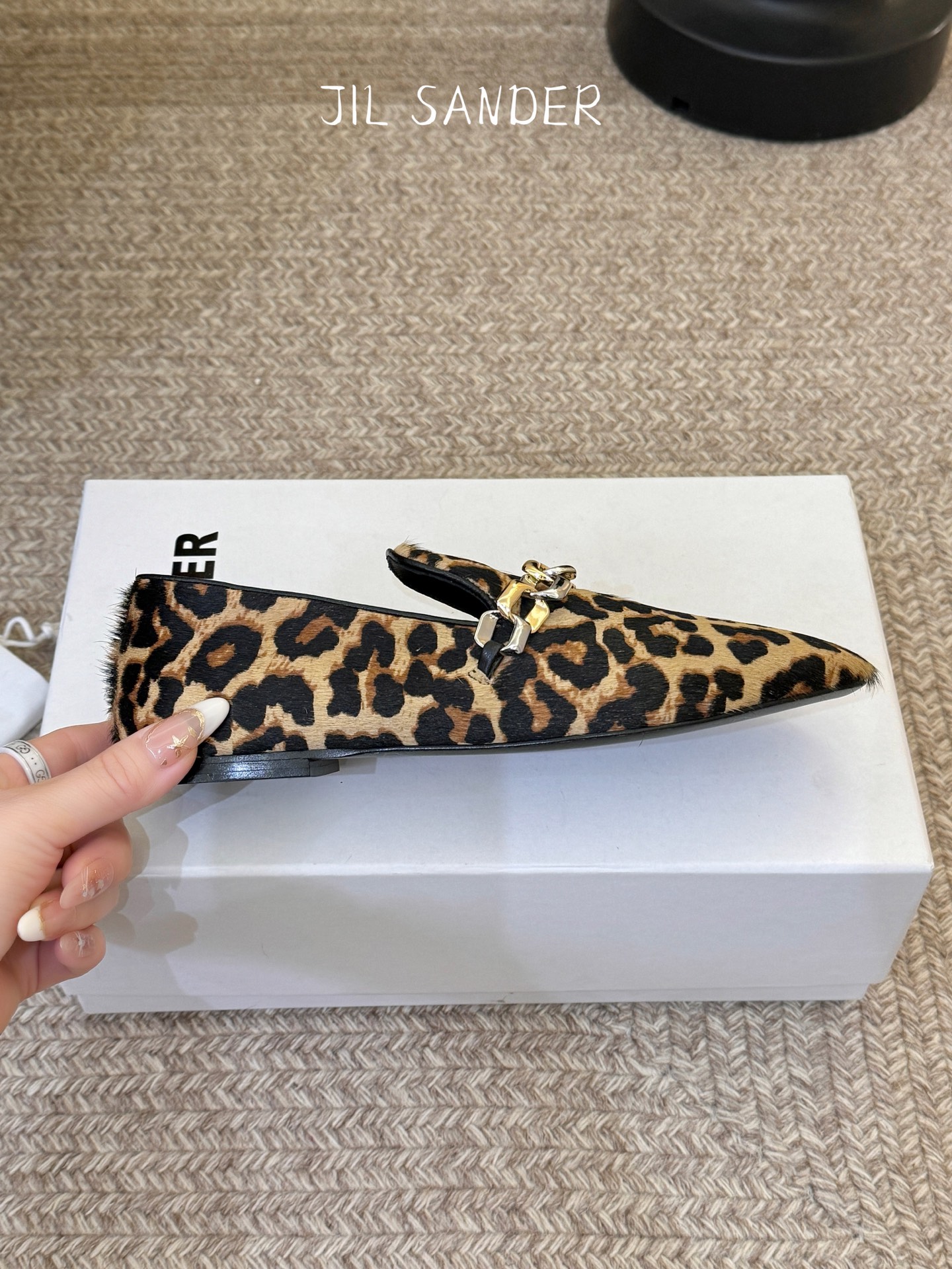 Jil sande* 𝟐𝟔𝐀𝐖新品金属链乐福鞋｜极简先锋的复古注脚 以无鞋带乐福鞋为基底 用做旧裂纹皮革