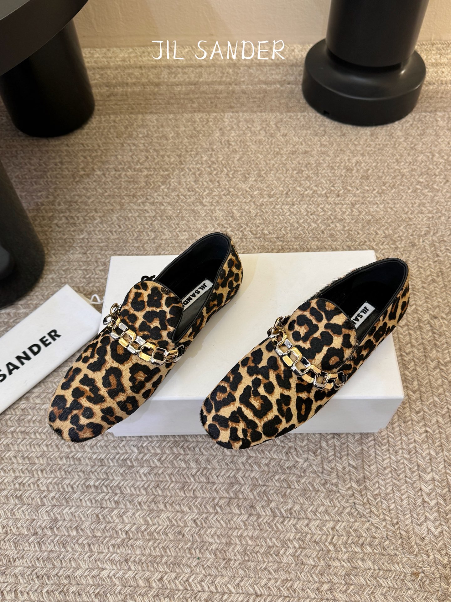 Jil sande* 𝟐𝟔𝐀𝐖新品金属链乐福鞋｜极简先锋的复古注脚 以无鞋带乐福鞋为基底 用做旧裂纹皮革