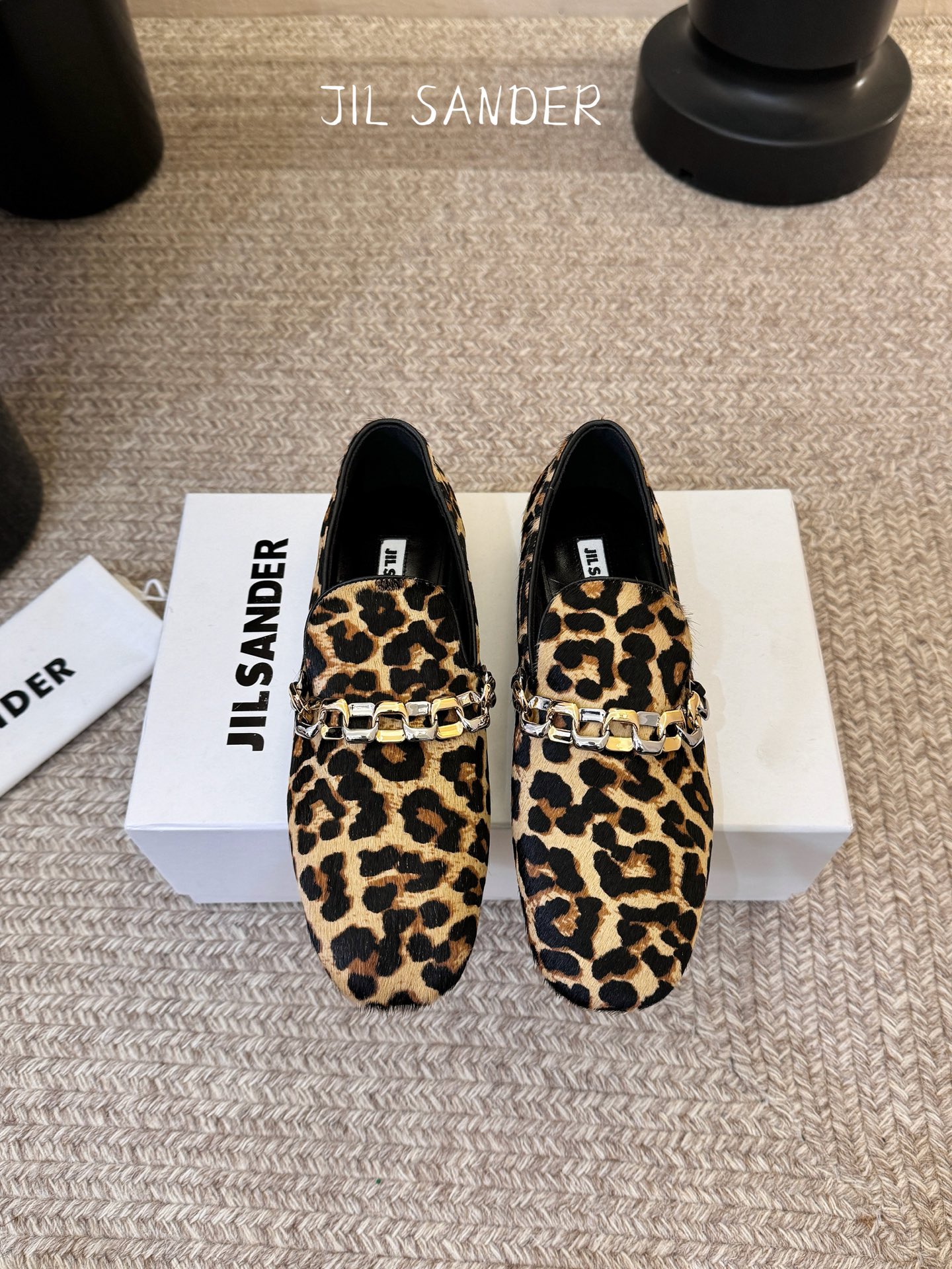 Jil sande* 𝟐𝟔𝐀𝐖新品金属链乐福鞋｜极简先锋的复古注脚 以无鞋带乐福鞋为基底 用做旧裂纹皮革