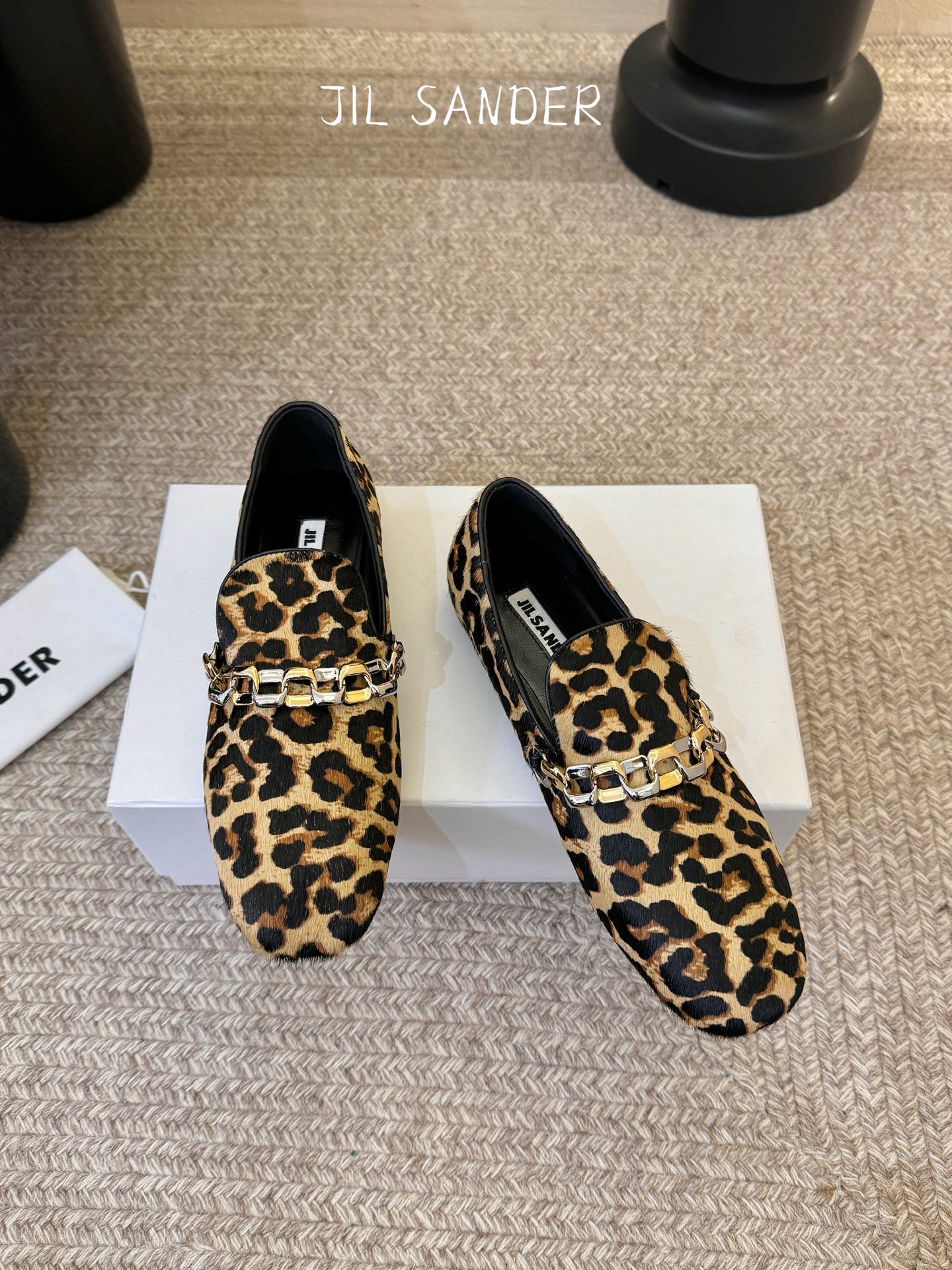 Jil sande* 𝟐𝟔𝐀𝐖新品金属链乐福鞋｜极简先锋的复古注脚 以无鞋带乐福鞋为基底 用做旧裂纹皮革