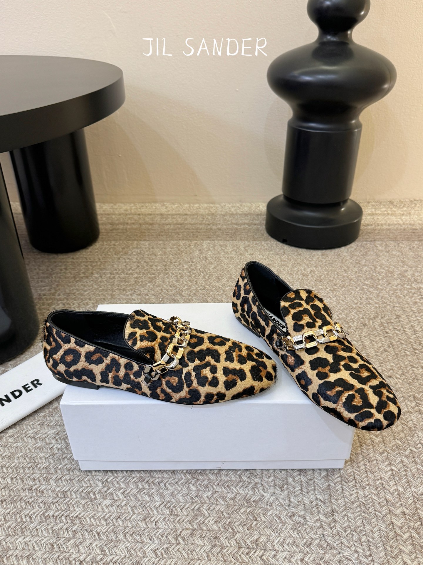 Jil sande* 𝟐𝟔𝐀𝐖新品金属链乐福鞋｜极简先锋的复古注脚 以无鞋带乐福鞋为基底 用做旧裂纹皮革