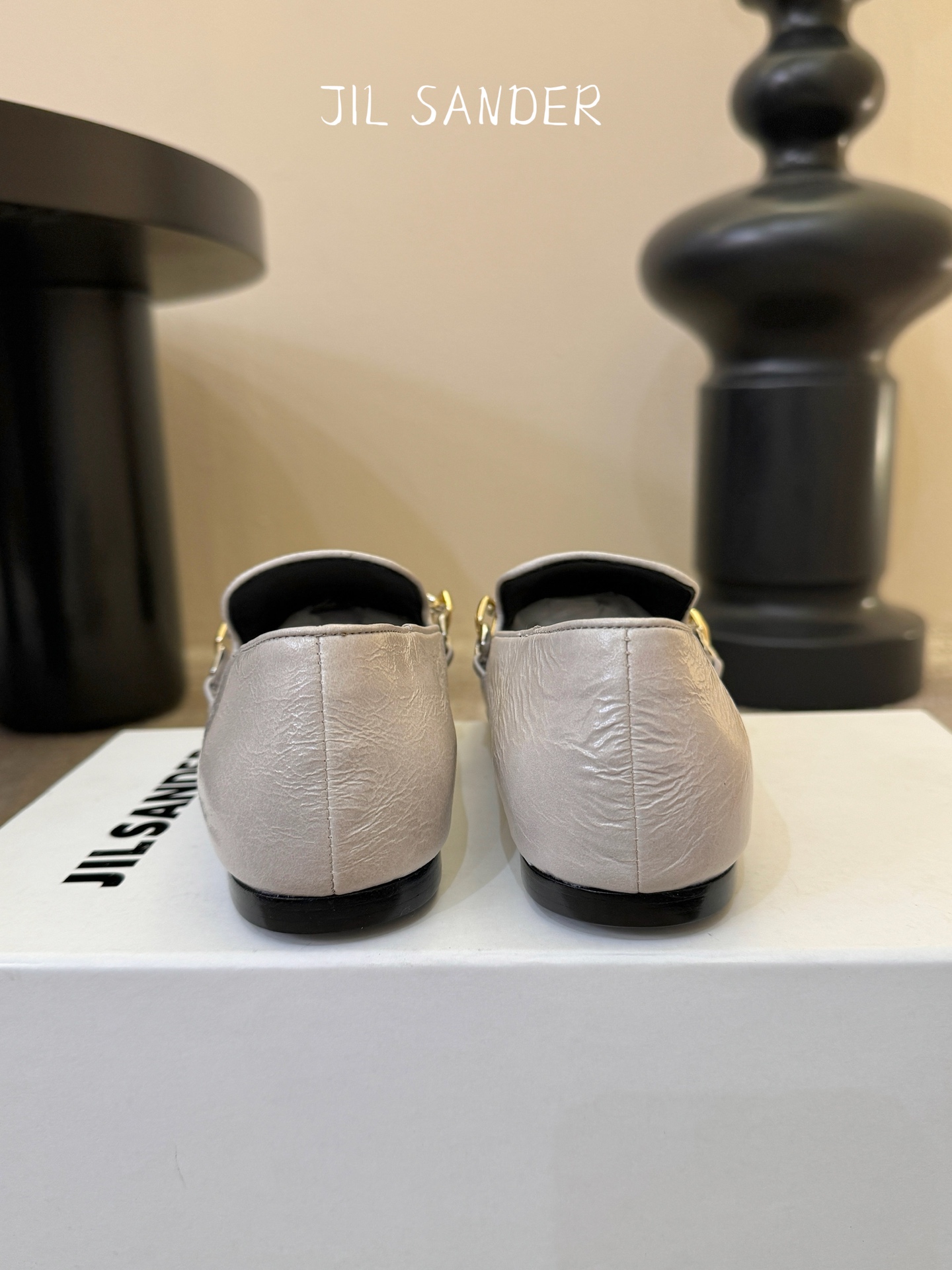 Jil sande* 𝟐𝟔𝐀𝐖新品金属链乐福鞋｜极简先锋的复古注脚 以无鞋带乐福鞋为基底 用做旧裂纹皮革