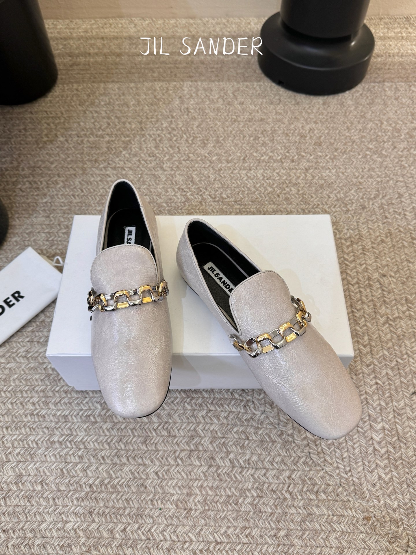 Jil sande* 𝟐𝟔𝐀𝐖新品金属链乐福鞋｜极简先锋的复古注脚 以无鞋带乐福鞋为基底 用做旧裂纹皮革