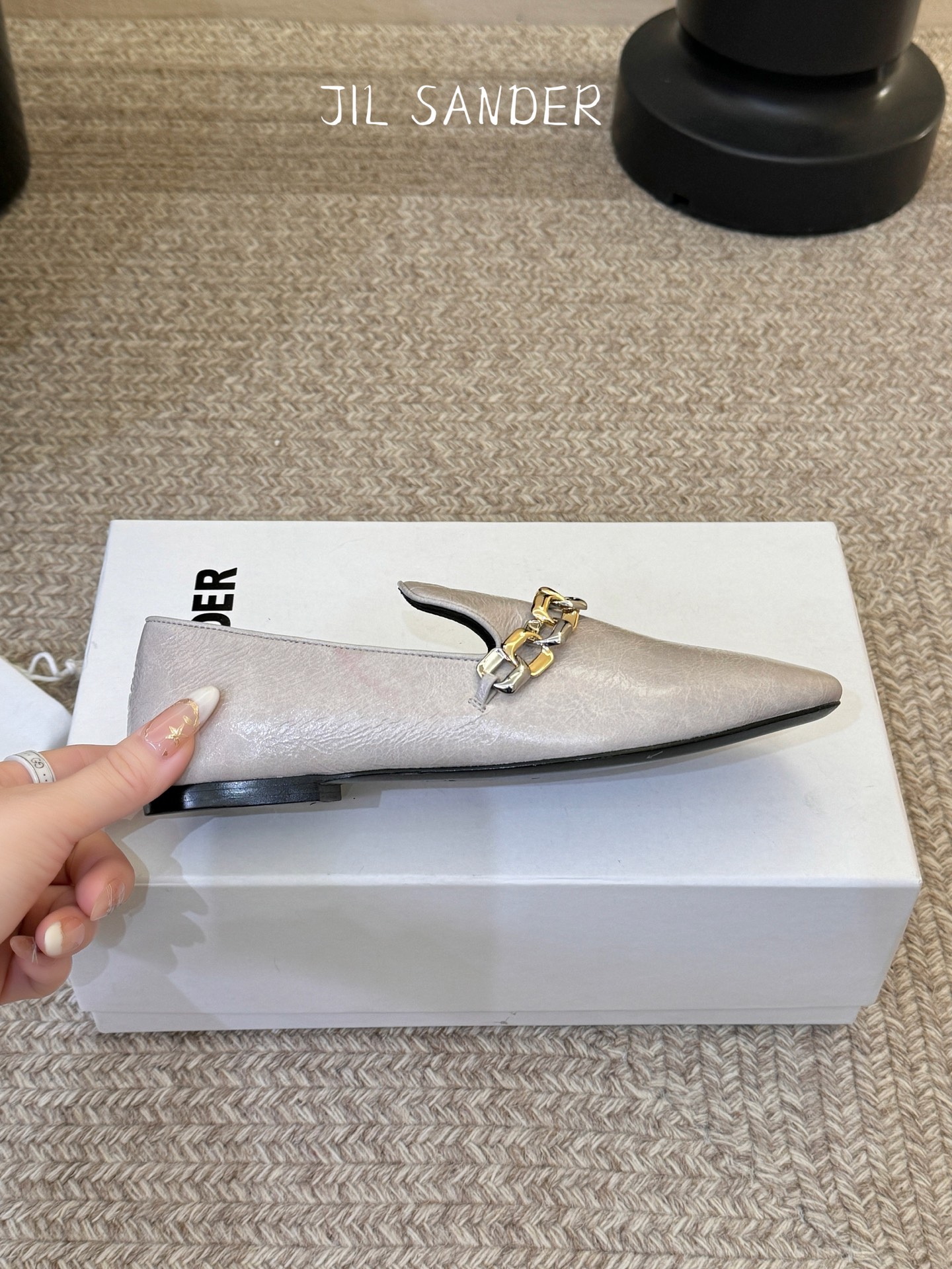 Jil sande* 𝟐𝟔𝐀𝐖新品金属链乐福鞋｜极简先锋的复古注脚 以无鞋带乐福鞋为基底 用做旧裂纹皮革