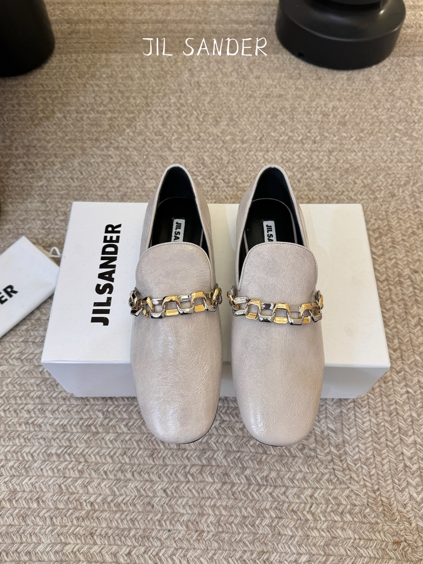 NO:758114,Jil sande* New product Metal chain loafers | Minimalist and avant-garde retro footwear. Based on laceless loafers, aged cracked leather and leopard print horse hair collide with retro texture. Iconic metal chain embellishes the shoe body. Injects avant-garde aura into the rounded toe. Multiple materials and metallic luster collide to create rich layers. Suitable for daily commuting, citywalk, art market and other diverse scenes. Turmeric distressed style paired with linen robe is responsible for the wabi-sabi atmosphere.  The leopard print model paired with a dark dress becomes a representative of retro pioneers. Easily switch between multi-faceted styles. Imported cowhide and horse hair for the upper, imported sheepskin for the lining, imported genuine leather outsole 35-39 (set at 40.41), loafers, jil sander, loafers, skirts, cowhide, sheepskin, Leather soles19860909Jil sande* 新品 金属链乐福鞋｜极简先锋的复古注脚 以无鞋带乐福鞋为基底 用做旧裂纹皮革与豹纹马毛碰撞复古质感 标志性金属链点缀鞋身 在圆润鞋头中注入先锋气场 多元材质与金属光泽碰撞出丰富层次 适配日常通勤、citywalk、艺文市集等多元场景 姜黄做旧款搭亚麻长袍是侘寂氛围感担当 豹纹款搭暗黑系连衣裙则化身复古先锋代表 轻松切换多面风格 鞋面进口牛皮.马毛 内里进口羊皮 进口真皮大底 35-39（40.41定）,乐福鞋,jil sander,loafers,skirts,cowhide,sheepskin,Leather soles,Women's Shoes