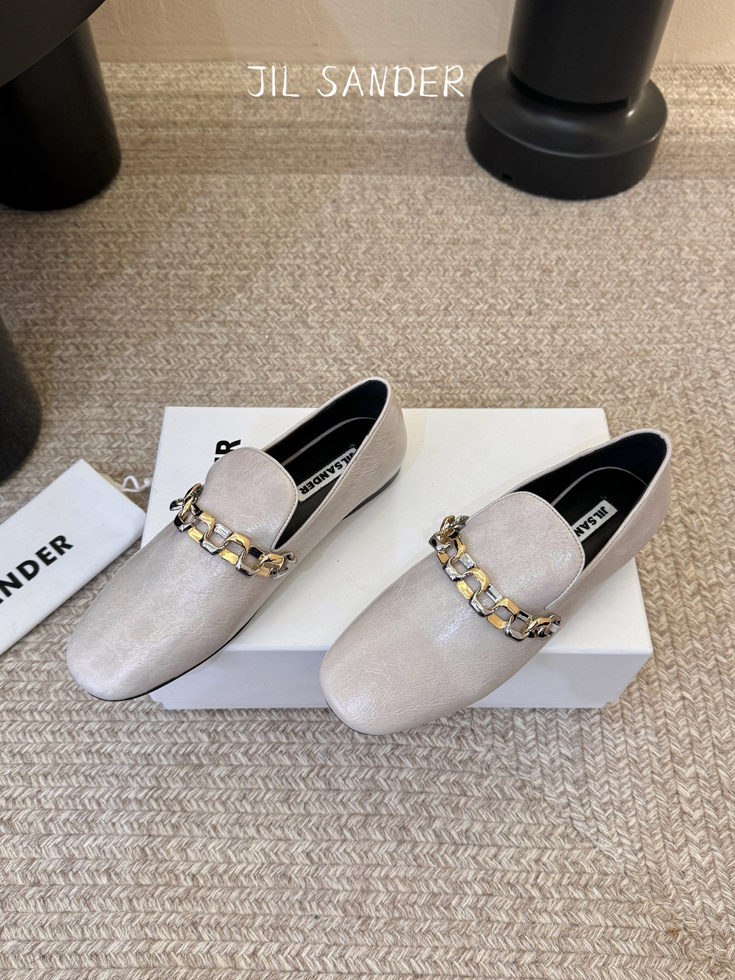 Jil sande* 𝟐𝟔𝐀𝐖新品金属链乐福鞋｜极简先锋的复古注脚 以无鞋带乐福鞋为基底 用做旧裂纹皮革