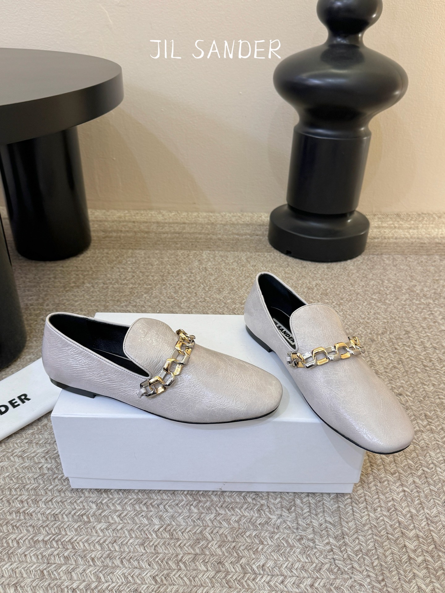 Jil sande* 𝟐𝟔𝐀𝐖新品金属链乐福鞋｜极简先锋的复古注脚 以无鞋带乐福鞋为基底 用做旧裂纹皮革