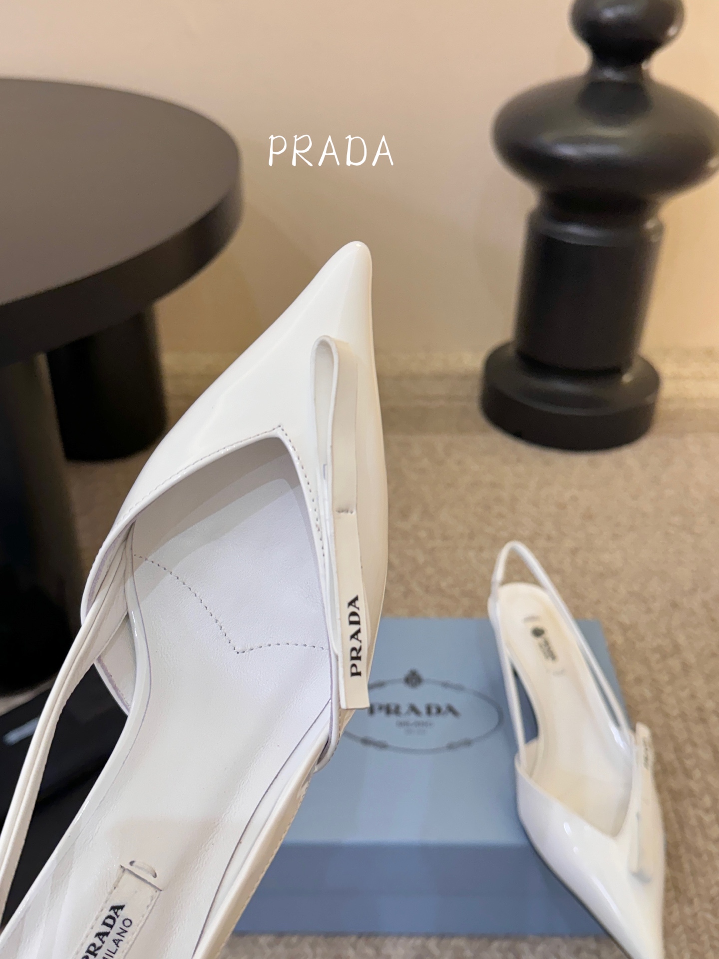 矮跟5.5PRAD*25ss 复古三角标尖头小猫跟鞋头处嵌入Prada三角徽标，这是品牌辨识度极高的符号