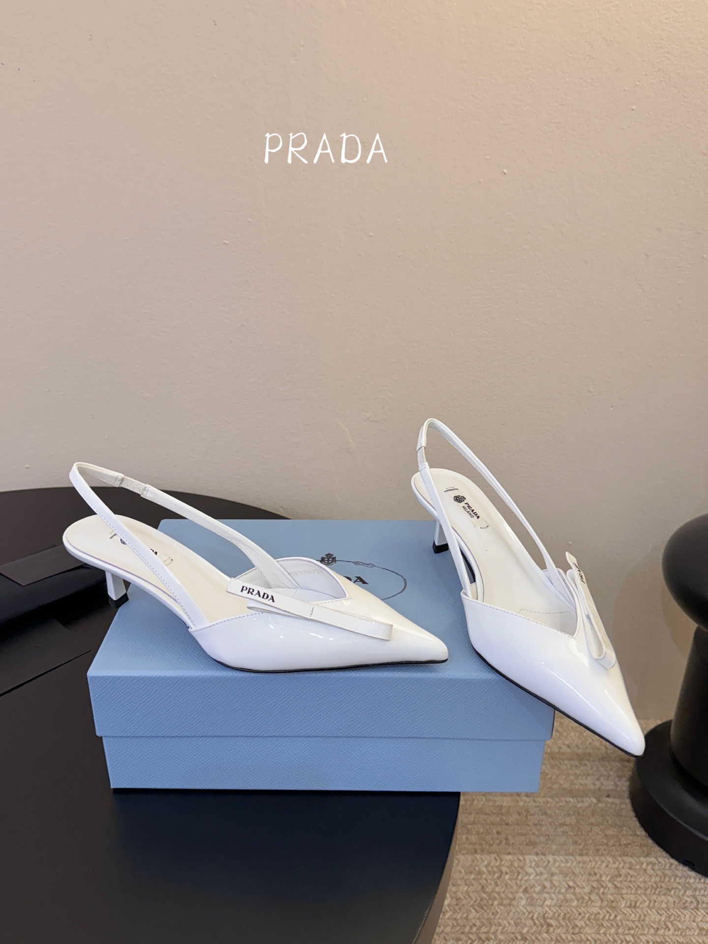 矮跟5.5PRAD*25ss 复古三角标尖头小猫跟鞋头处嵌入Prada三角徽标，这是品牌辨识度极高的符号