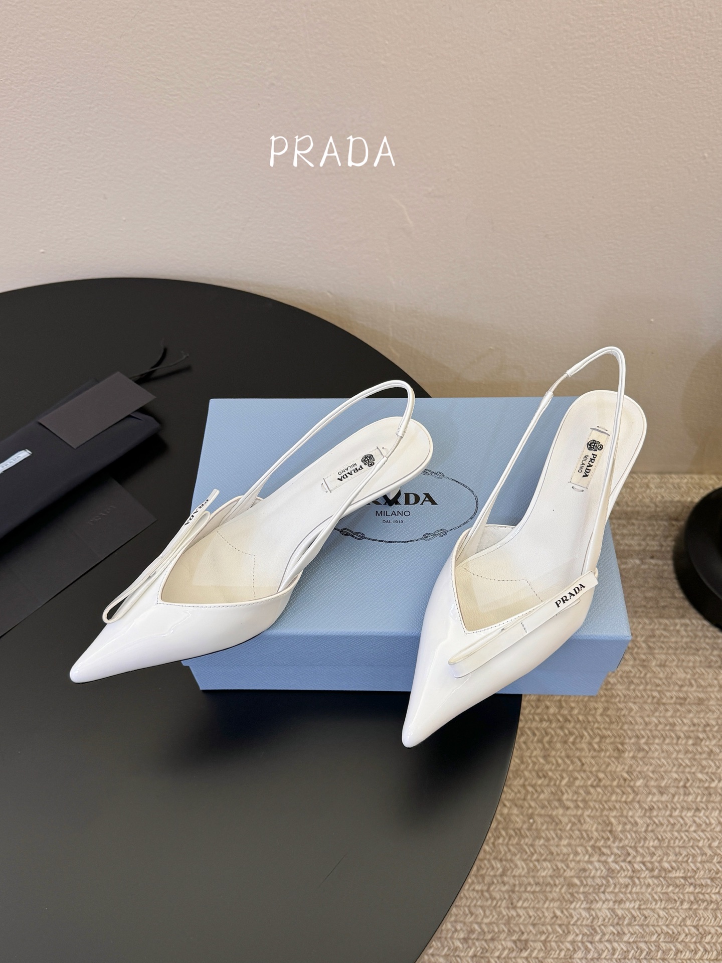 矮跟5.5PRAD*25ss 复古三角标尖头小猫跟鞋头处嵌入Prada三角徽标，这是品牌辨识度极高的符号