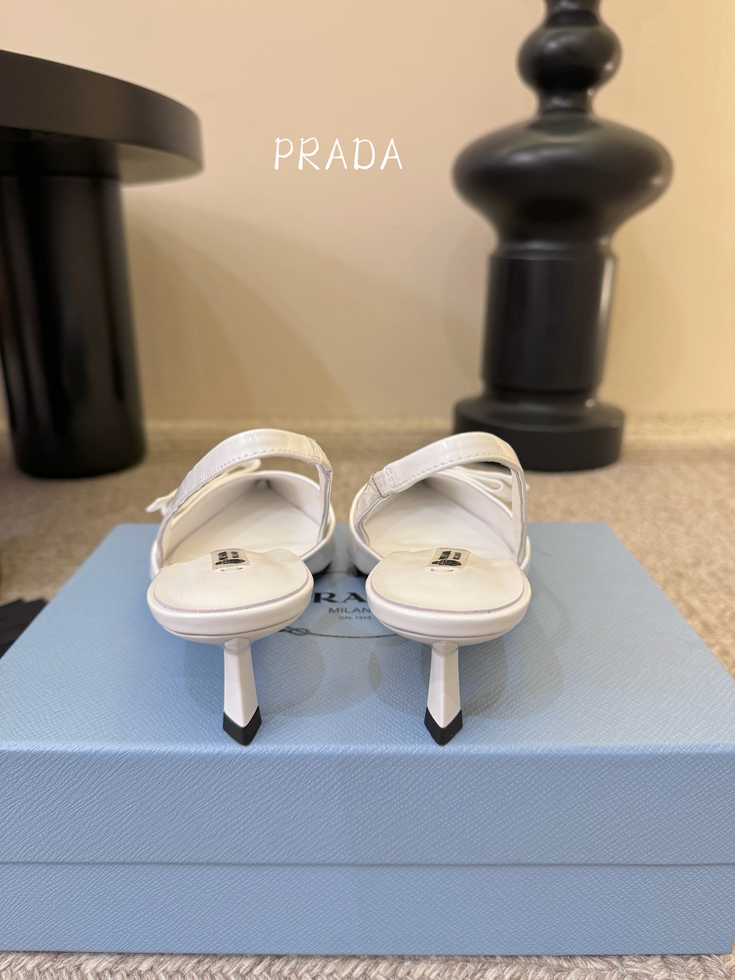 矮跟5.5PRAD*25ss 复古三角标尖头小猫跟鞋头处嵌入Prada三角徽标，这是品牌辨识度极高的符号