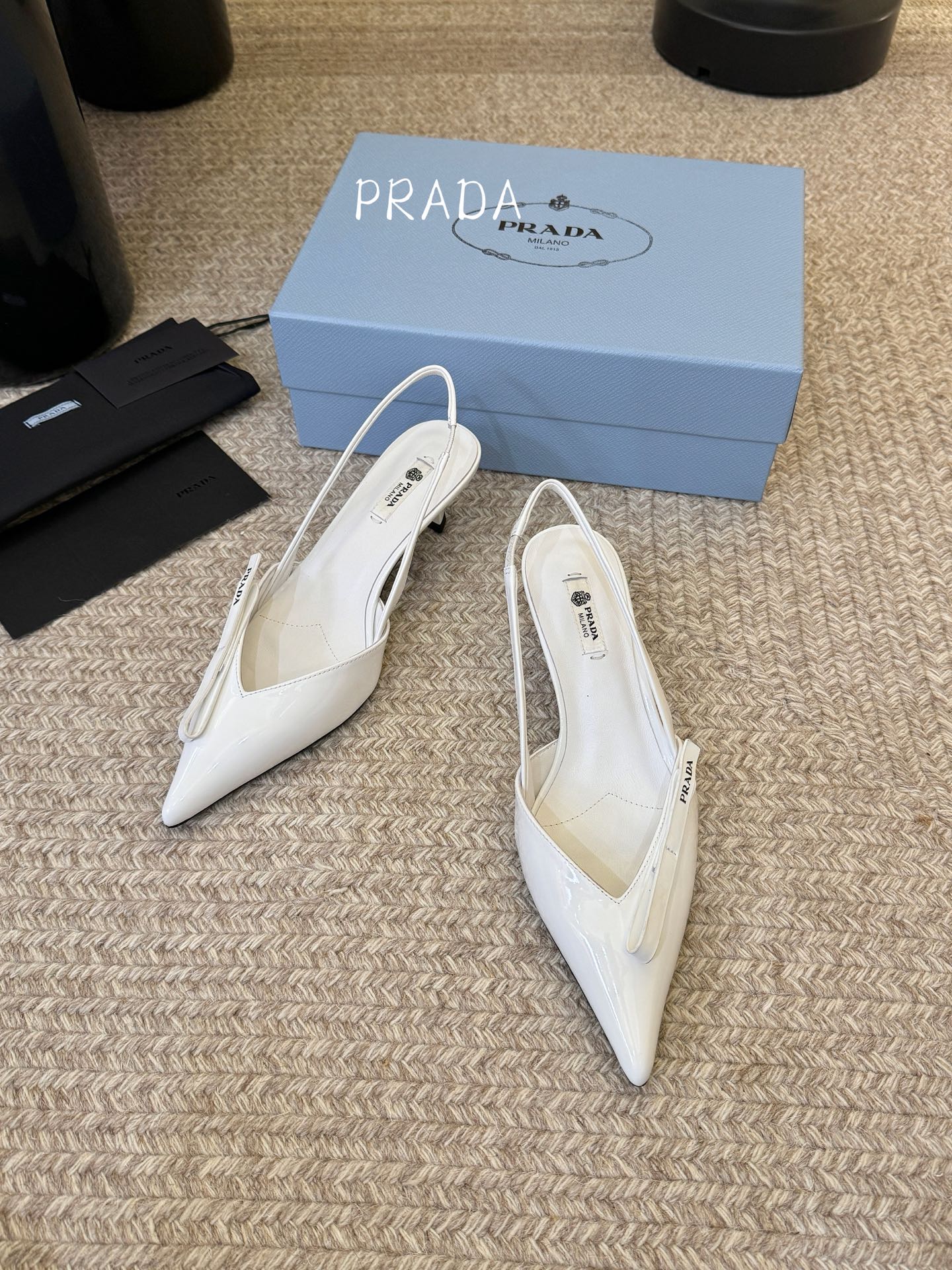 矮跟5.5PRAD*25ss 复古三角标尖头小猫跟鞋头处嵌入Prada三角徽标，这是品牌辨识度极高的符号