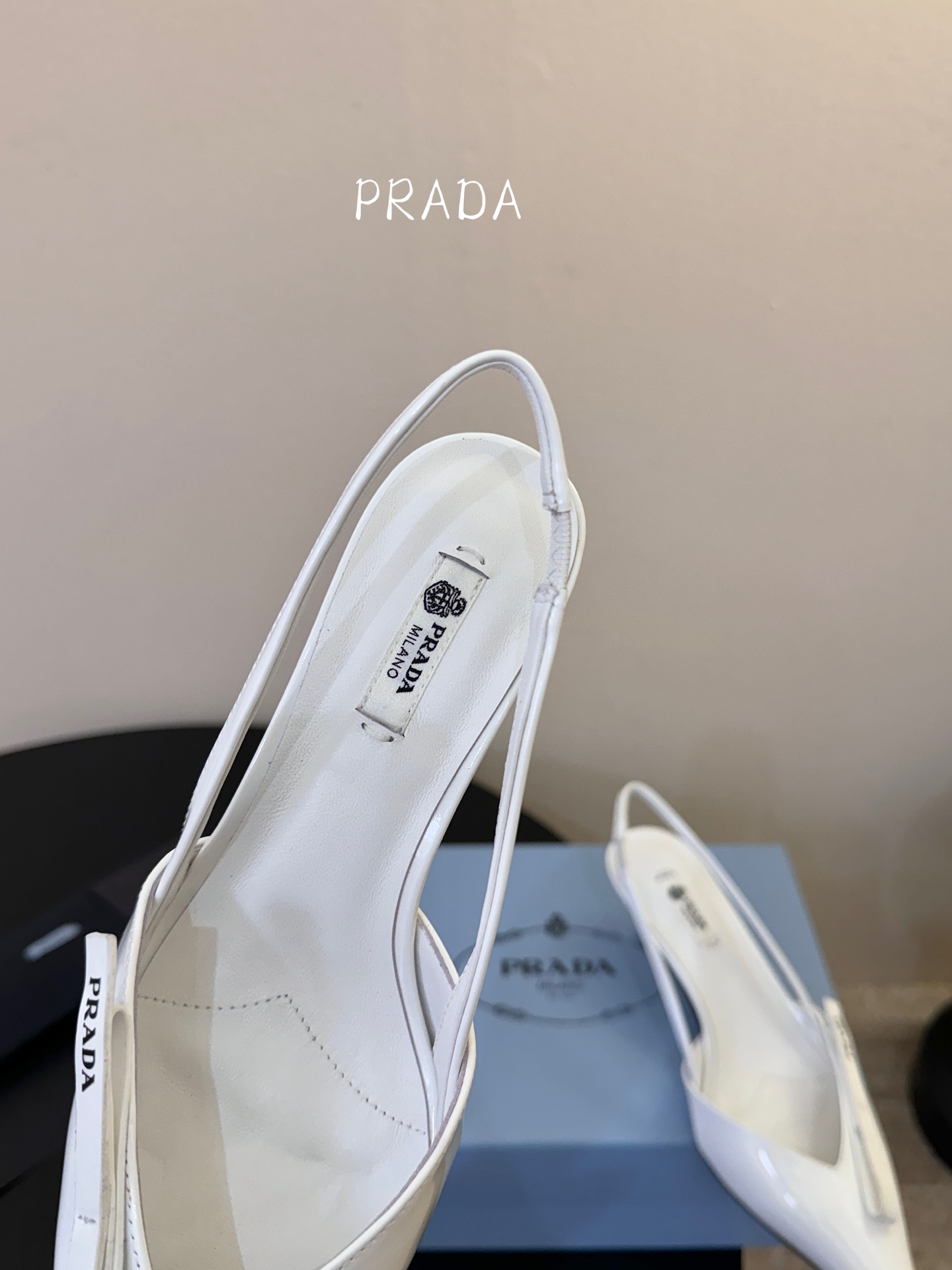 矮跟5.5PRAD*25ss 复古三角标尖头小猫跟鞋头处嵌入Prada三角徽标，这是品牌辨识度极高的符号