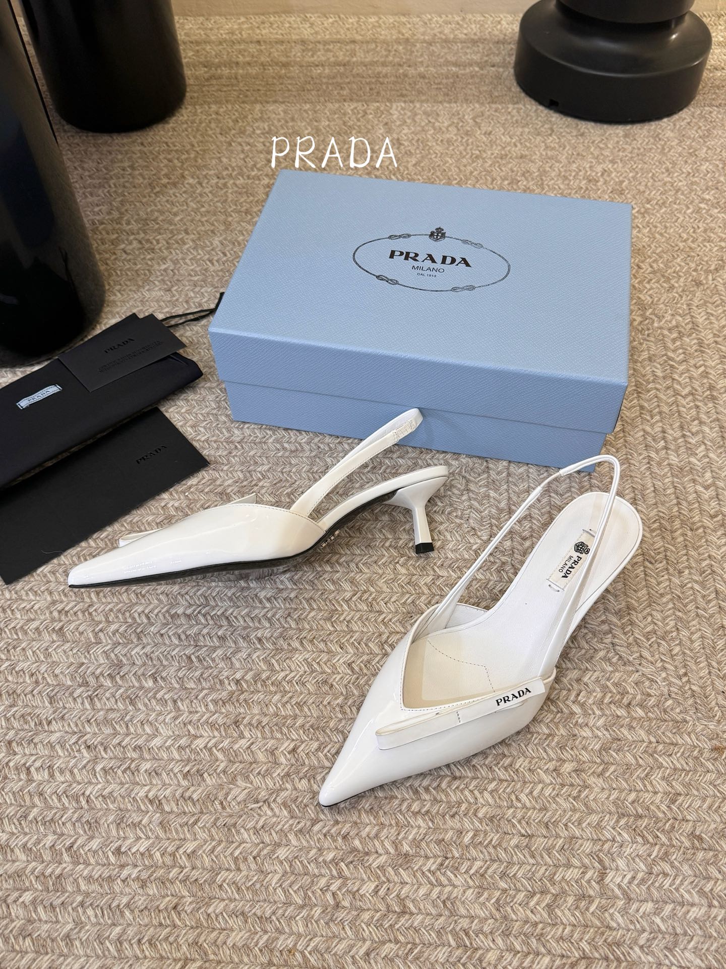 矮跟5.5PRAD*25ss 复古三角标尖头小猫跟鞋头处嵌入Prada三角徽标，这是品牌辨识度极高的符号