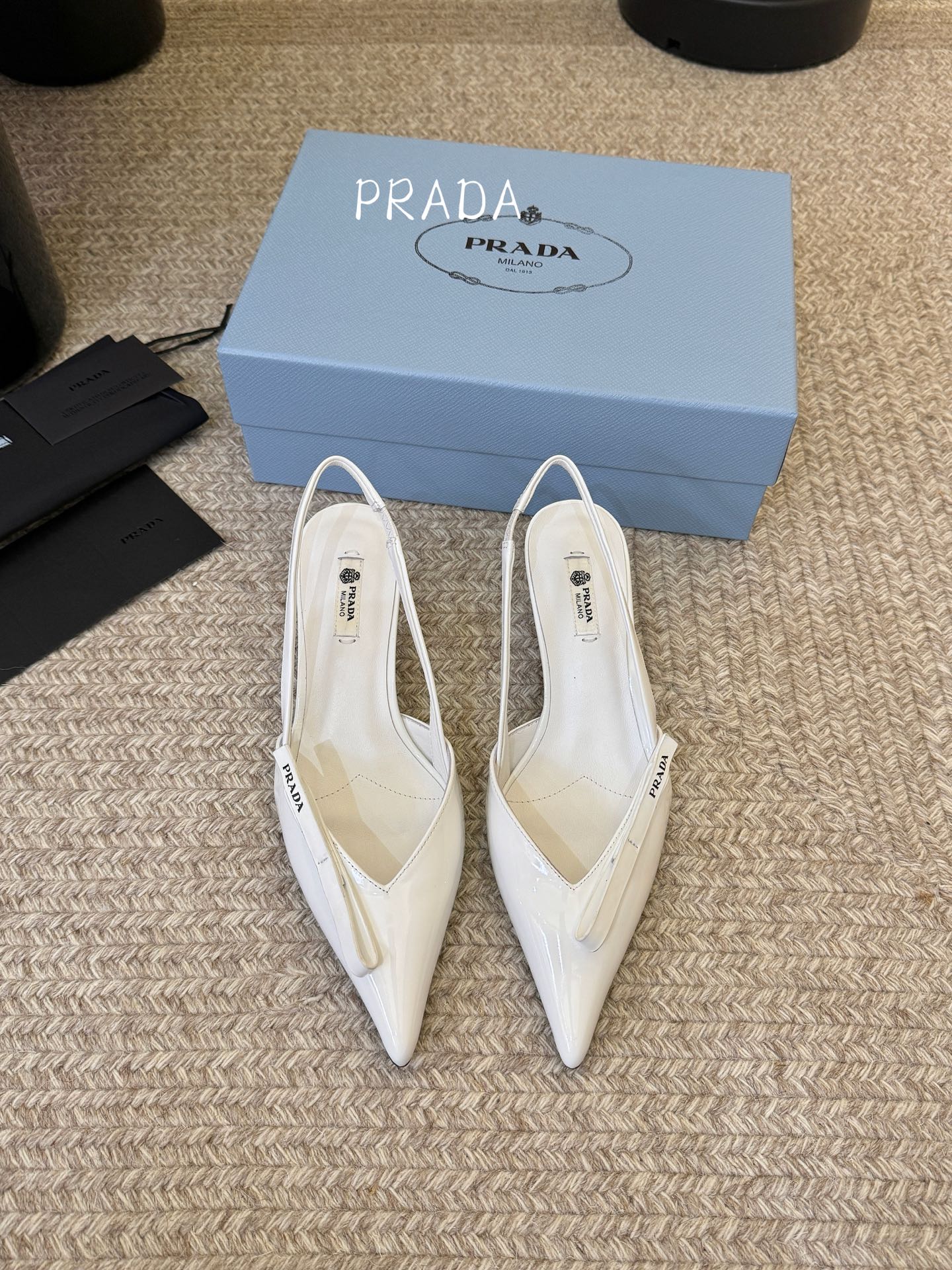 矮跟5.5PRAD*25ss 复古三角标尖头小猫跟鞋头处嵌入Prada三角徽标，这是品牌辨识度极高的符号