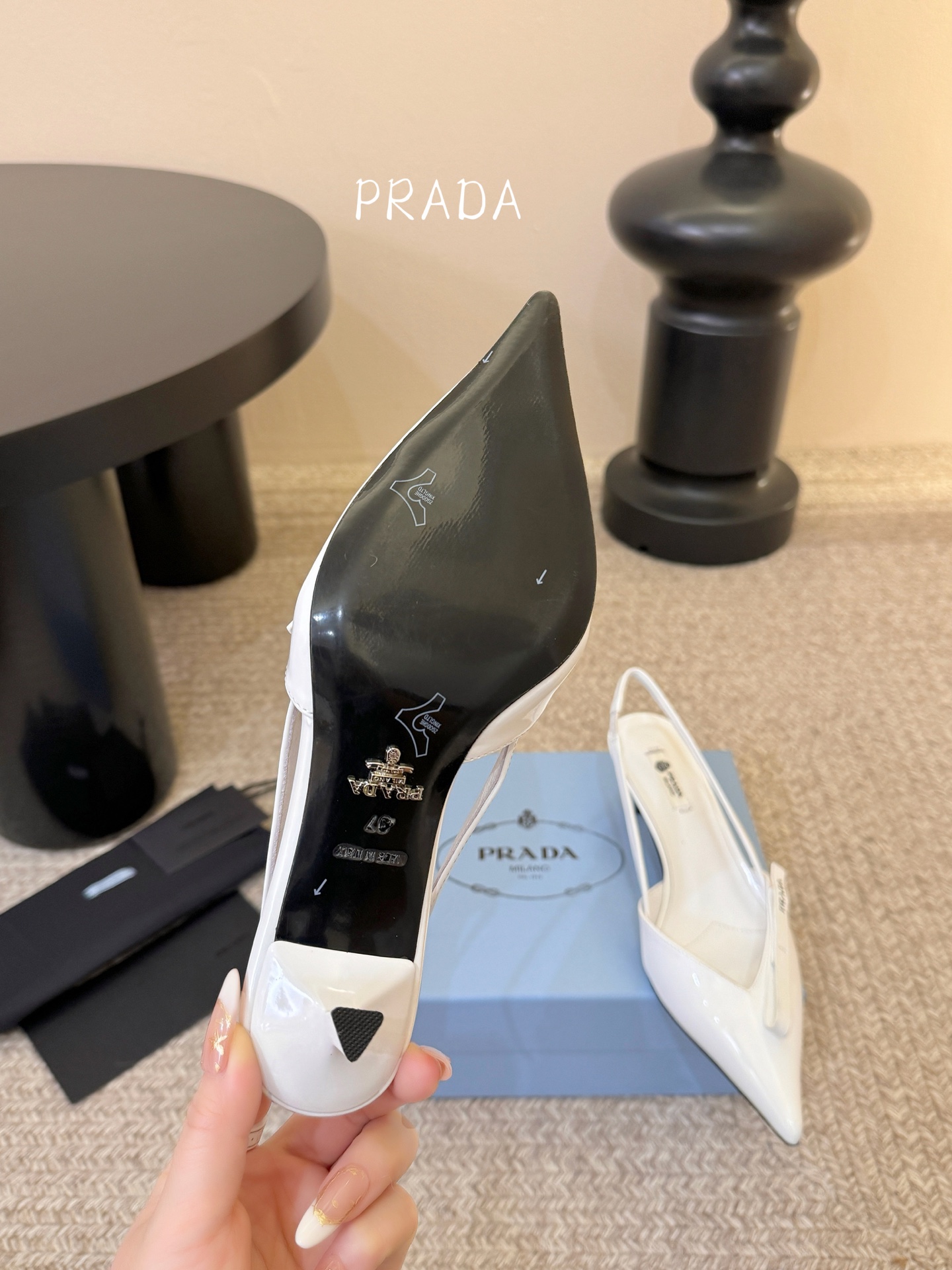 矮跟5.5PRAD*25ss 复古三角标尖头小猫跟鞋头处嵌入Prada三角徽标，这是品牌辨识度极高的符号
