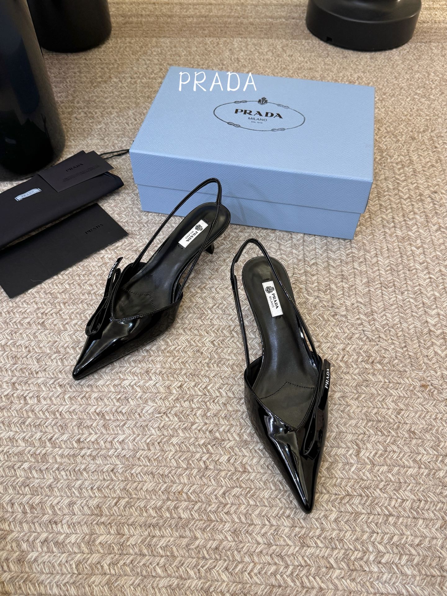 矮跟5.5PRAD*25ss 复古三角标尖头小猫跟鞋头处嵌入Prada三角徽标，这是品牌辨识度极高的符号