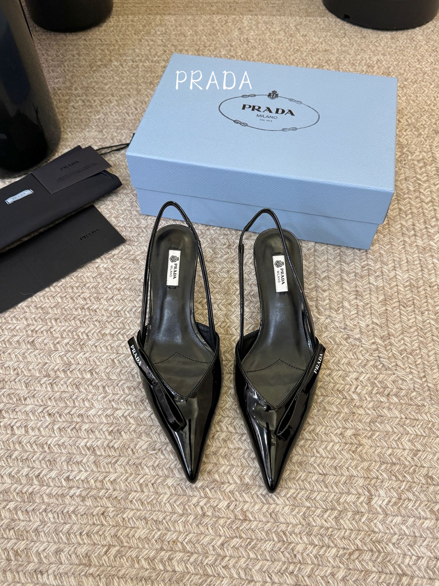 矮跟5.5PRAD*25ss 复古三角标尖头小猫跟鞋头处嵌入Prada三角徽标，这是品牌辨识度极高的符号