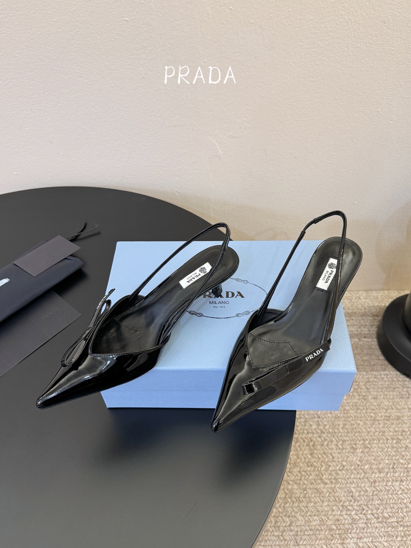 矮跟5.5PRAD*25ss 复古三角标尖头小猫跟鞋头处嵌入Prada三角徽标，这是品牌辨识度极高的符号