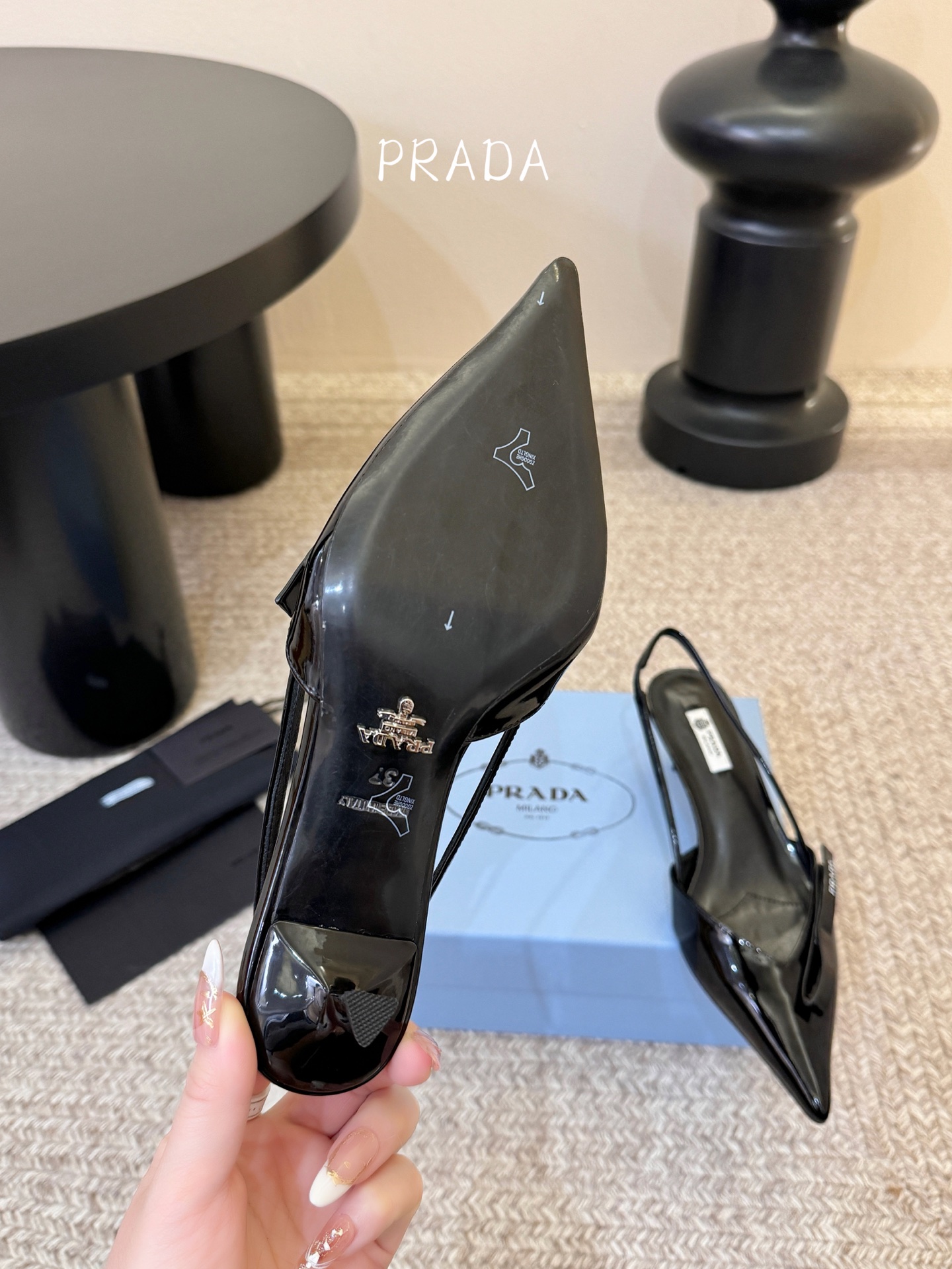 矮跟5.5PRAD*25ss 复古三角标尖头小猫跟鞋头处嵌入Prada三角徽标，这是品牌辨识度极高的符号
