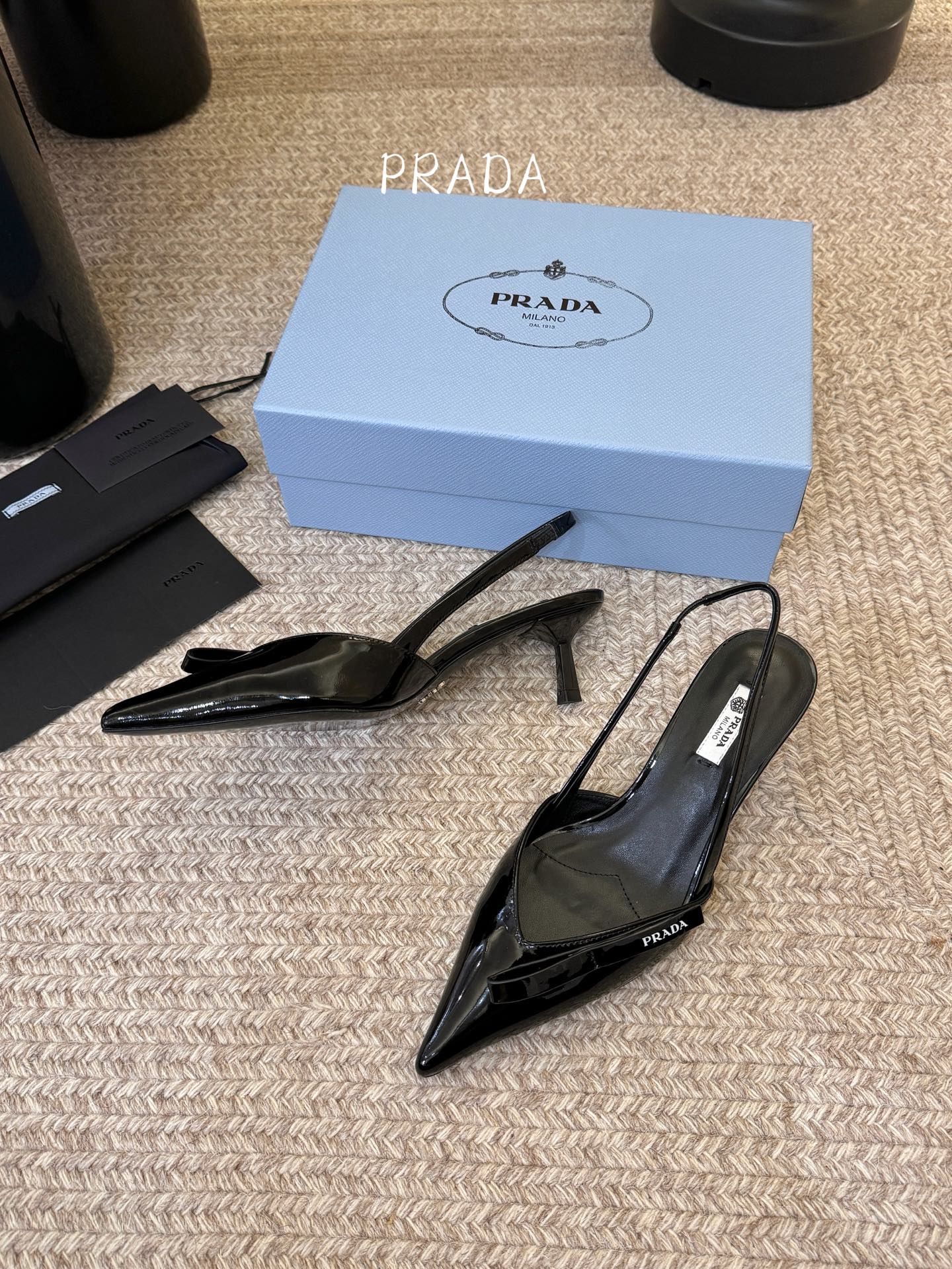 矮跟5.5PRAD*25ss 复古三角标尖头小猫跟鞋头处嵌入Prada三角徽标，这是品牌辨识度极高的符号