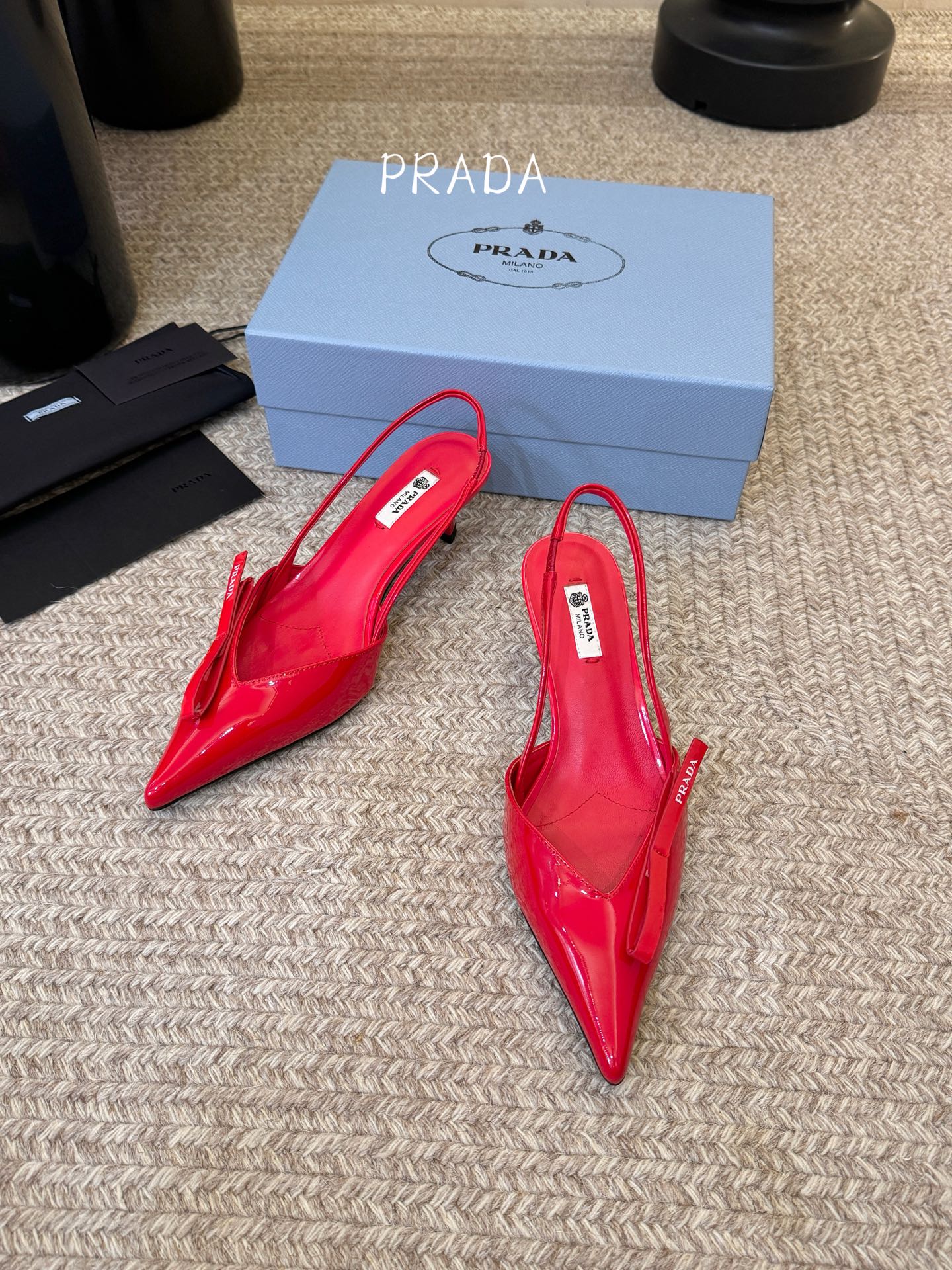 矮跟5.5PRAD*25ss 复古三角标尖头小猫跟鞋头处嵌入Prada三角徽标，这是品牌辨识度极高的符号
