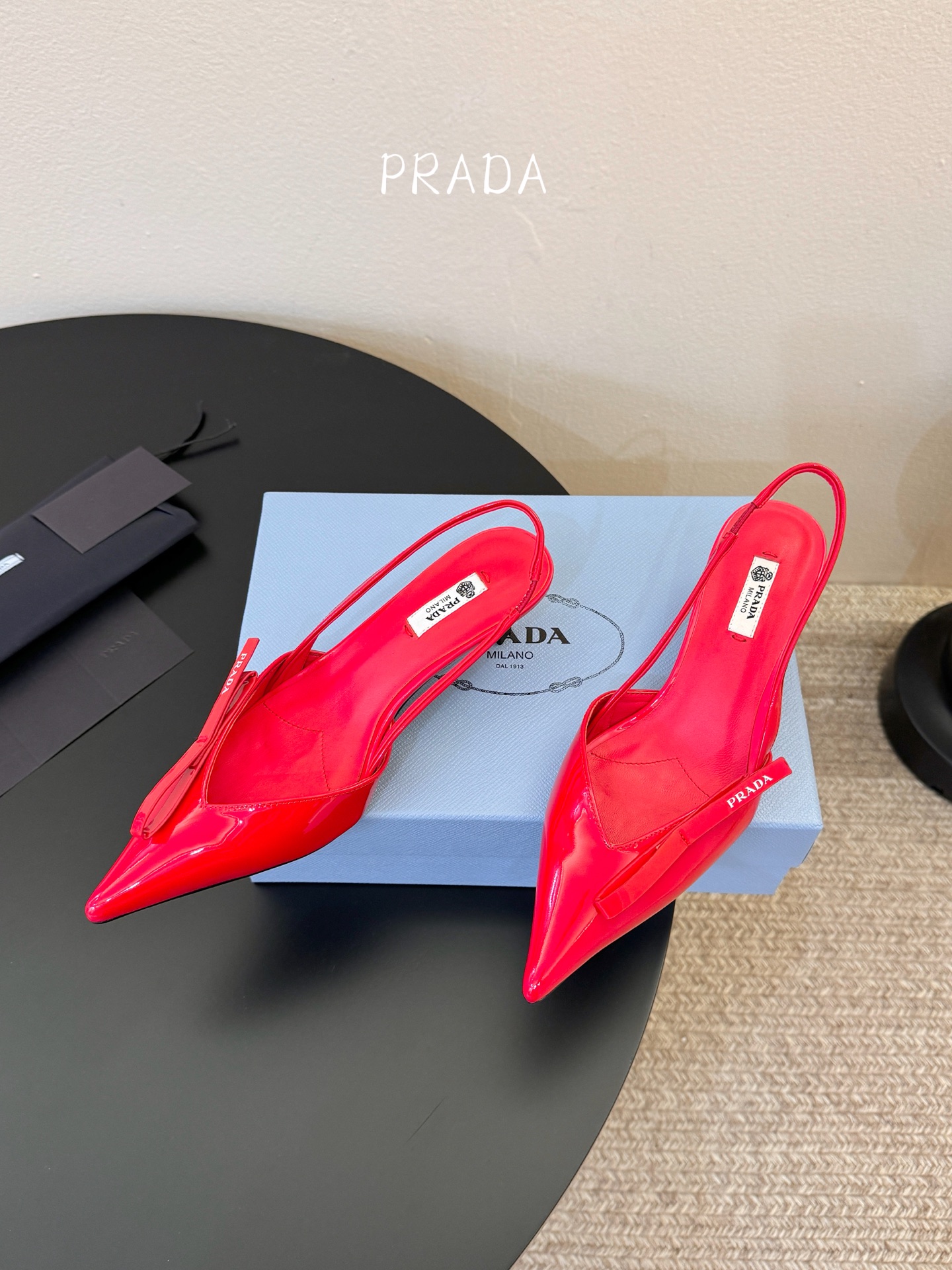 矮跟5.5PRAD*25ss 复古三角标尖头小猫跟鞋头处嵌入Prada三角徽标，这是品牌辨识度极高的符号