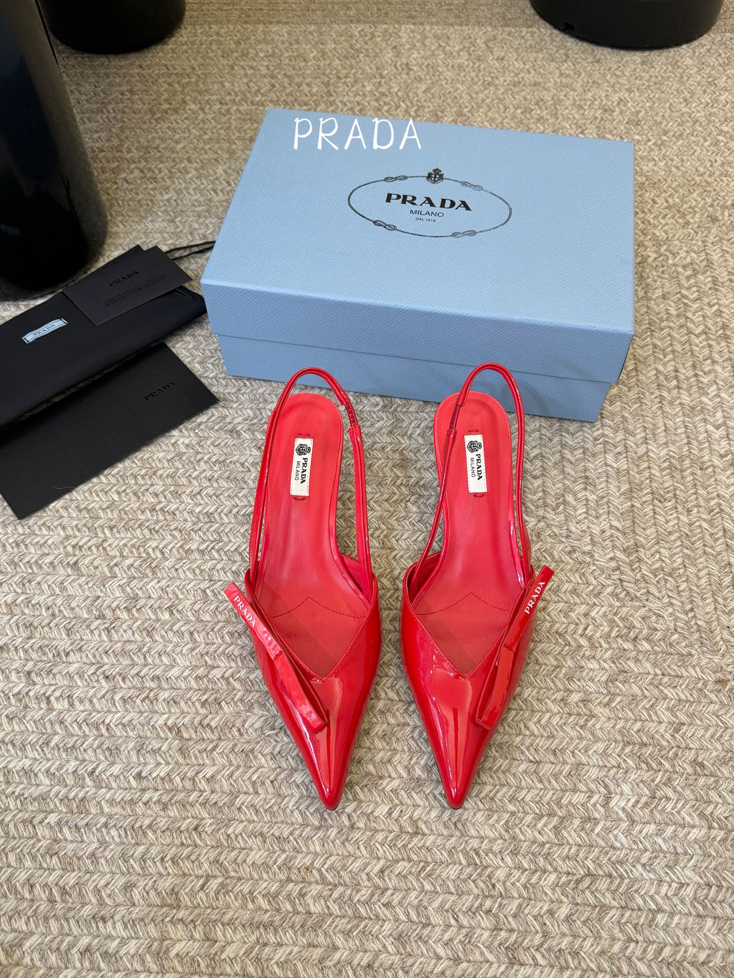 NO:758091,Low heel 5.5 PRAD*25ss, retro triangle mark, pointed toe kitten heel. The Prada triangle logo is embedded in the toe, which is a highly recognizable symbolic element of the brand and strengthens the visual memory point. The pointed outline is used to modify the foot shape while adding an elegant and capable temperament, which is in line with Prada's consistent exquisite style. The thin strap design at the heel is both decorative and practical, which not only fixes the ankle, improves wearing stability, but also weakens the heavy feeling of high heels.  The heel height is moderate, creating an aura while ensuring walking comfort, suitable for the workplace or daily commuting scenes. The shoes are lined with genuine leather, which is skin-friendly and breathable, reducing the stuffiness and friction discomfort caused by long-term wear. Patent leather upper, sheepskin lining, leather outsole, size 35-41 (customized sizes 40 and 41 are non-refundable), high-heeled sandals, prada, sandals, high heels, sheepskin, Leather soles19860909矮跟5.5 PRAD*25ss 复古三角标尖头小猫跟 鞋头处嵌入Prada三角徽标,这是品牌辨识度极高的符号元素,强化视觉记忆点.采用尖头轮廓,修饰脚型的同时增添优雅干练气质,契合Prada一贯的精致风格.后跟处的细带设计兼顾装饰性与实用性,既固定脚踝、提升穿着稳定性,又弱化高跟鞋的厚重感. 鞋跟高度适中,在营造气场的同时保障行走舒适度,适合职场或日常通勤场景.鞋内采用真皮衬里,亲肤透气,减少长时间穿着的闷热感与摩擦不适感. 鞋面漆皮 内里羊皮 大底真皮大底 size35-41码（40、41码定制不退换）,高跟鞋凉鞋,prada,sandals,high heels,sheepskin,Leather soles,Women's Shoes