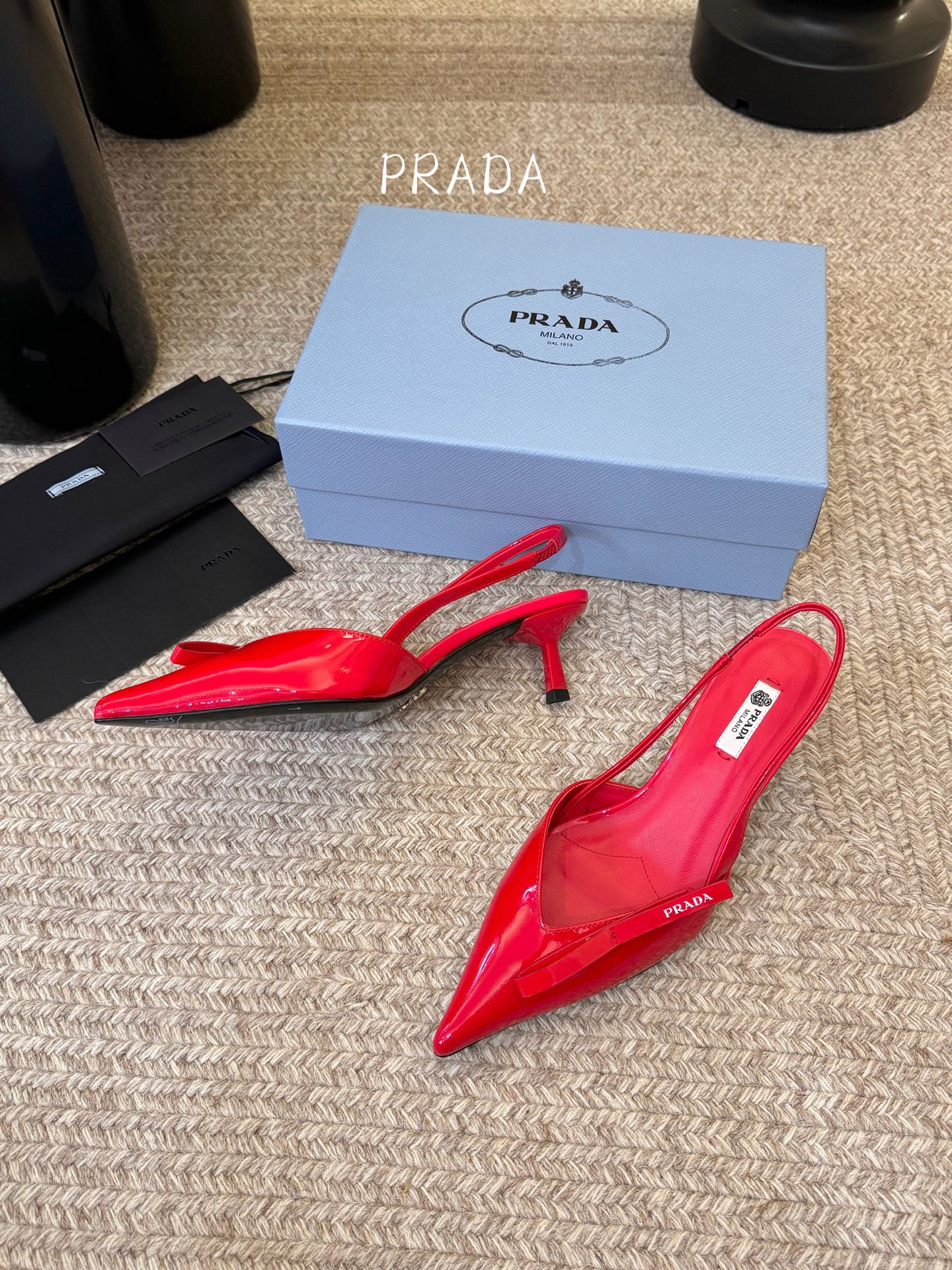 矮跟5.5PRAD*25ss 复古三角标尖头小猫跟鞋头处嵌入Prada三角徽标，这是品牌辨识度极高的符号