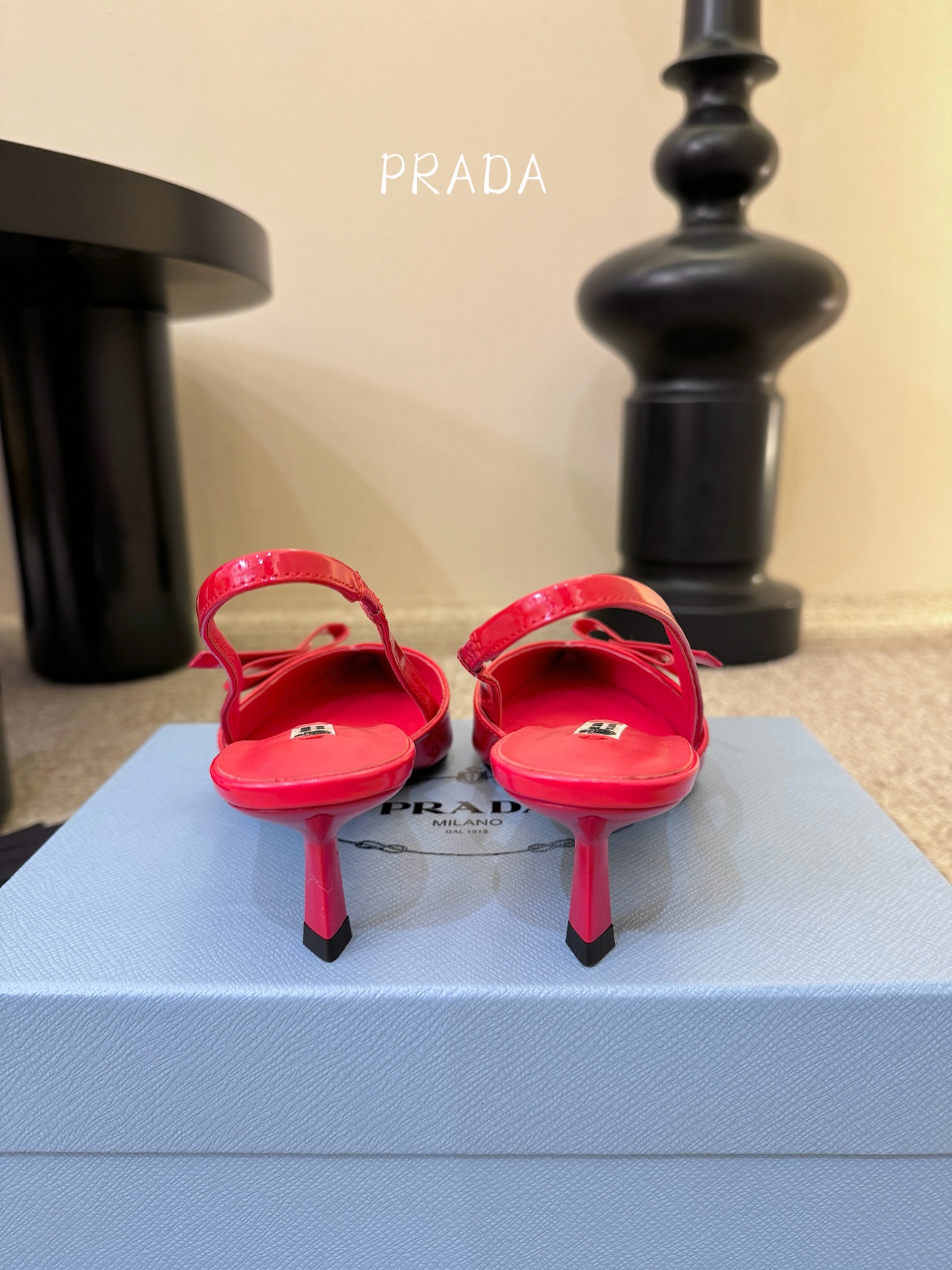 矮跟5.5PRAD*25ss 复古三角标尖头小猫跟鞋头处嵌入Prada三角徽标，这是品牌辨识度极高的符号