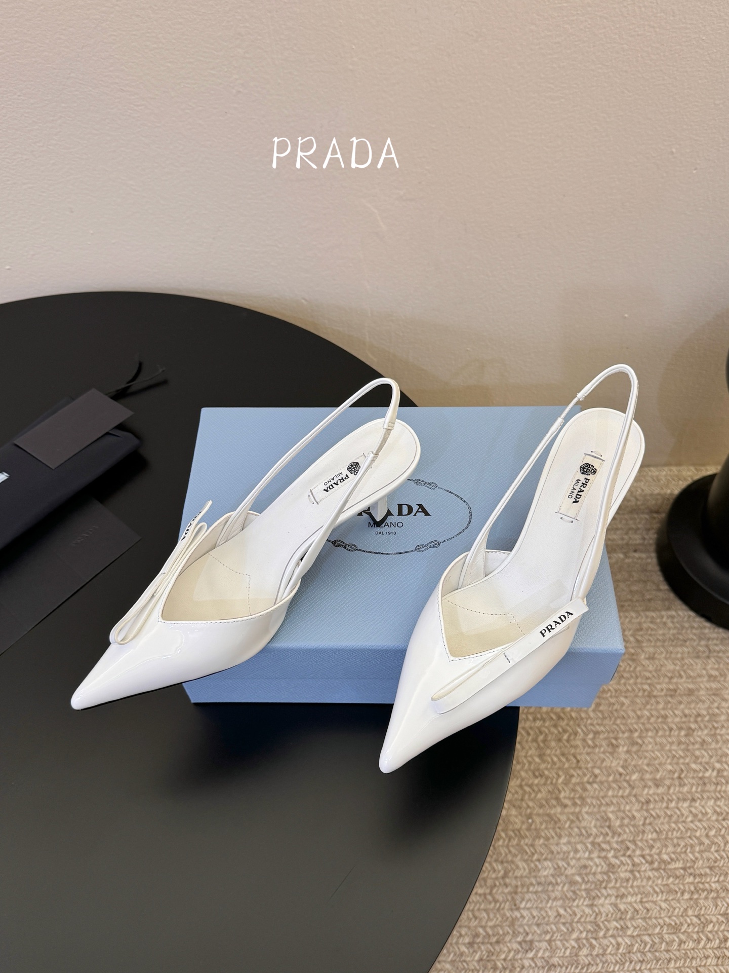 高根7.5PRAD*25ss 复古三角标尖头小猫跟鞋头处嵌入Prada三角徽标，这是品牌辨识度极高的符号