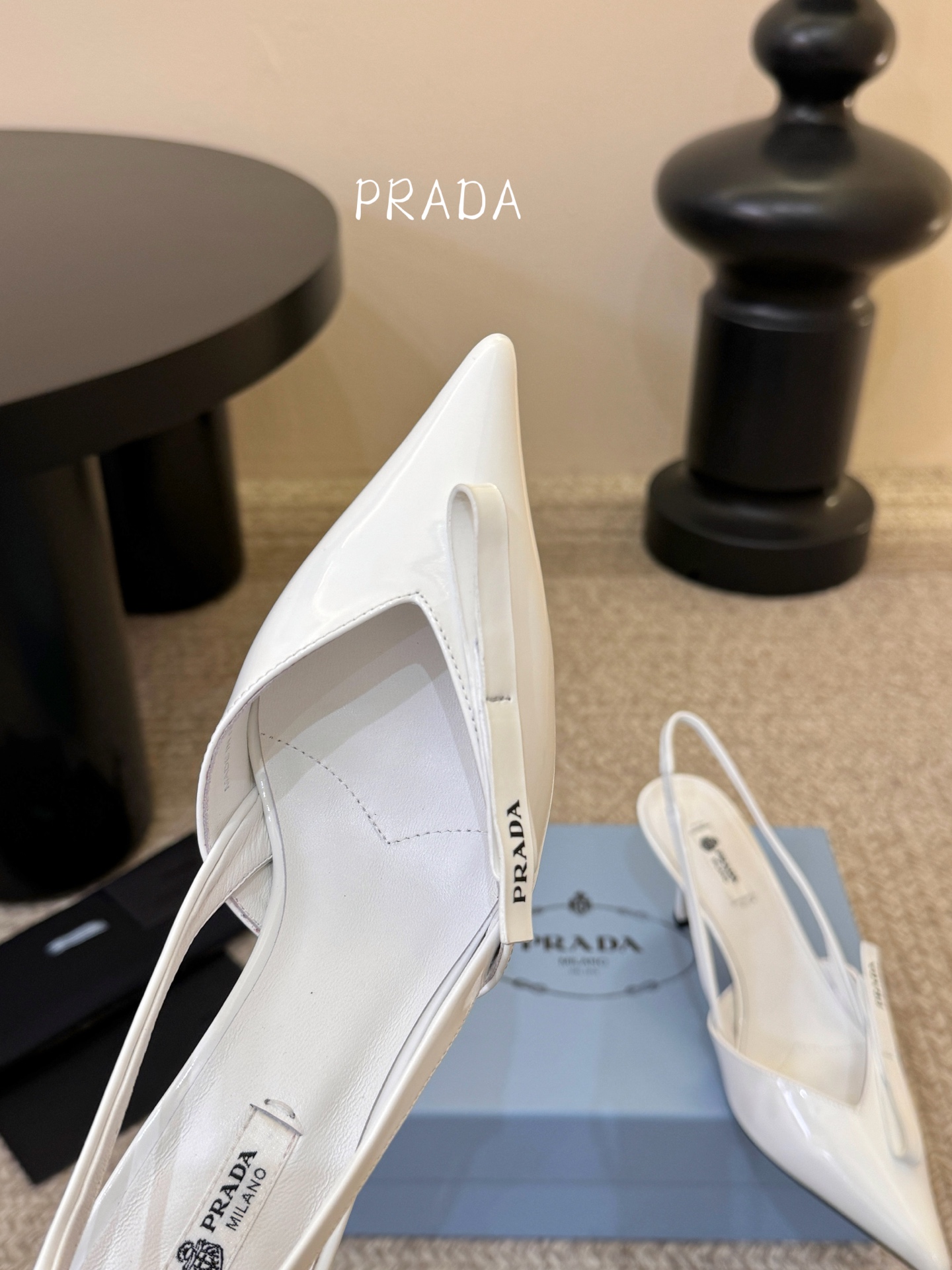 高根7.5PRAD*25ss 复古三角标尖头小猫跟鞋头处嵌入Prada三角徽标，这是品牌辨识度极高的符号