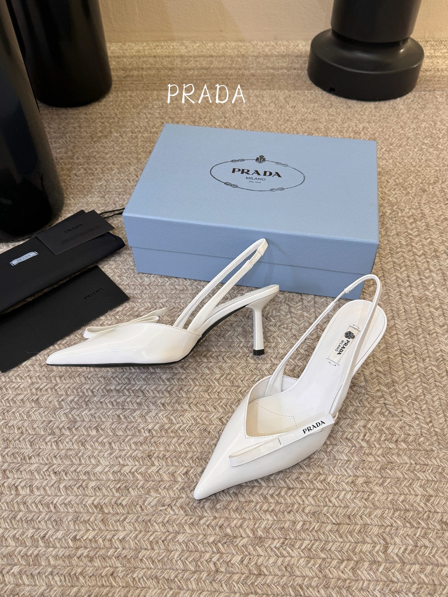 高根7.5PRAD*25ss 复古三角标尖头小猫跟鞋头处嵌入Prada三角徽标，这是品牌辨识度极高的符号