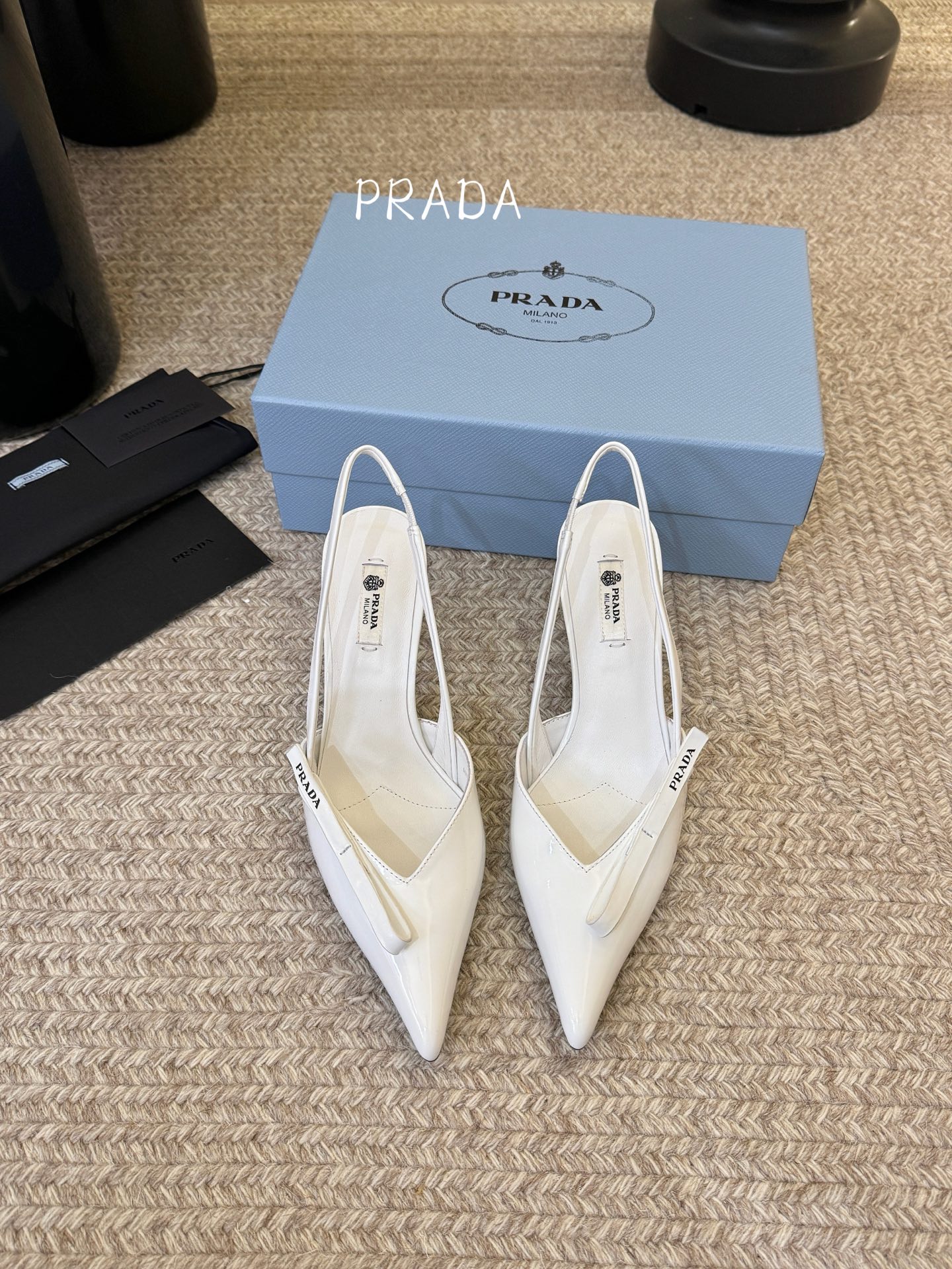 高根7.5PRAD*25ss 复古三角标尖头小猫跟鞋头处嵌入Prada三角徽标，这是品牌辨识度极高的符号