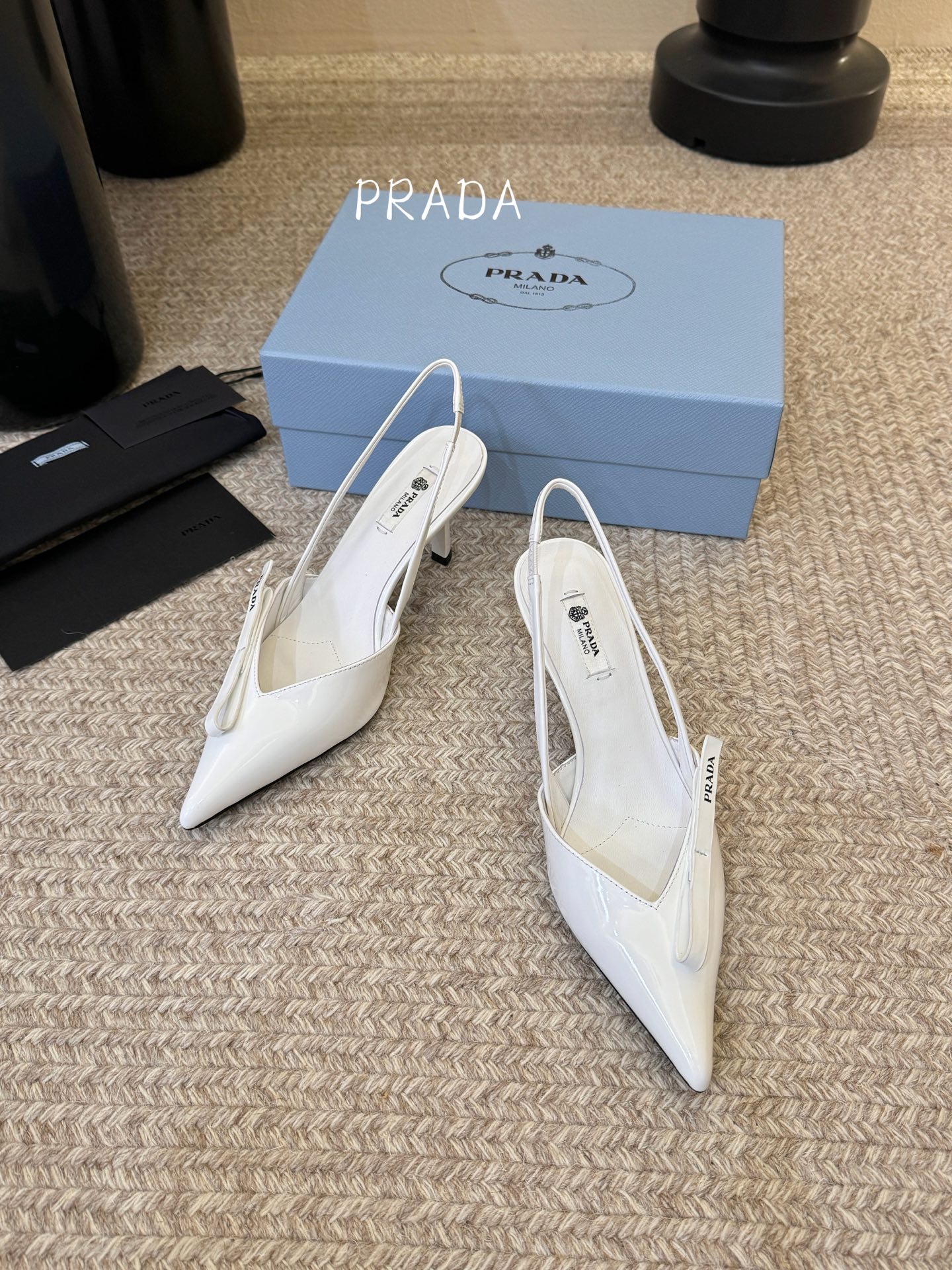 高根7.5PRAD*25ss 复古三角标尖头小猫跟鞋头处嵌入Prada三角徽标，这是品牌辨识度极高的符号