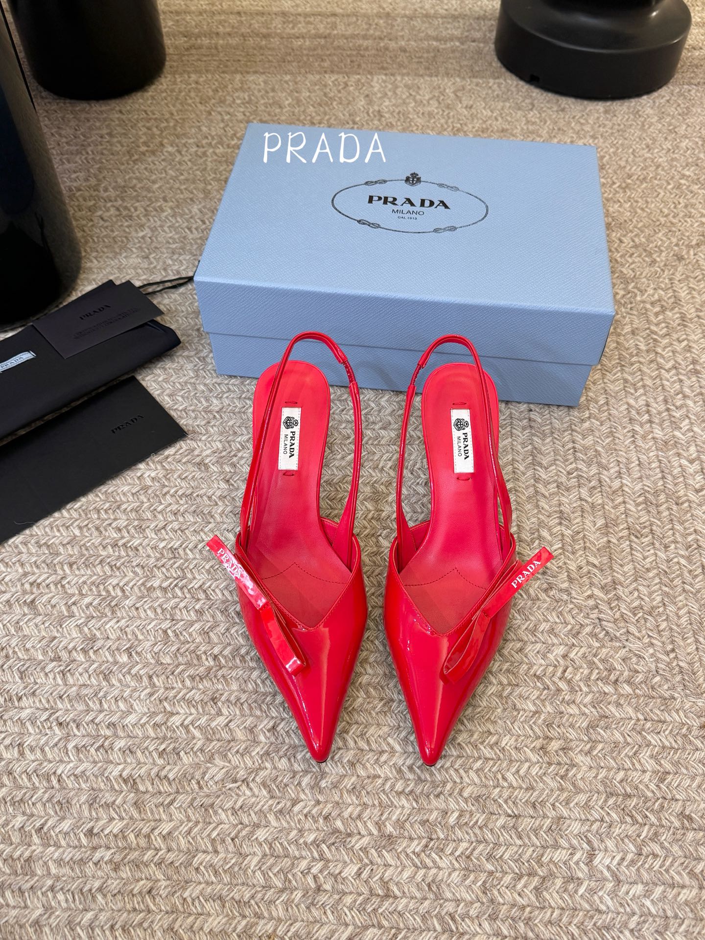 高根7.5PRAD*25ss 复古三角标尖头小猫跟鞋头处嵌入Prada三角徽标，这是品牌辨识度极高的符号