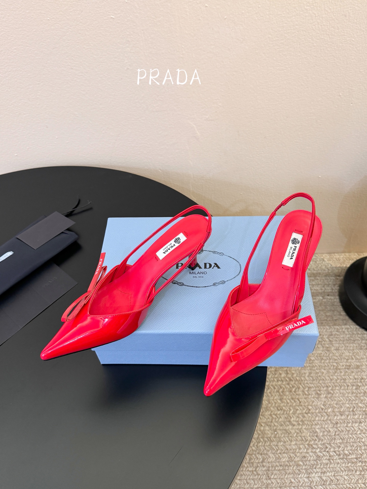 高根7.5PRAD*25ss 复古三角标尖头小猫跟鞋头处嵌入Prada三角徽标，这是品牌辨识度极高的符号